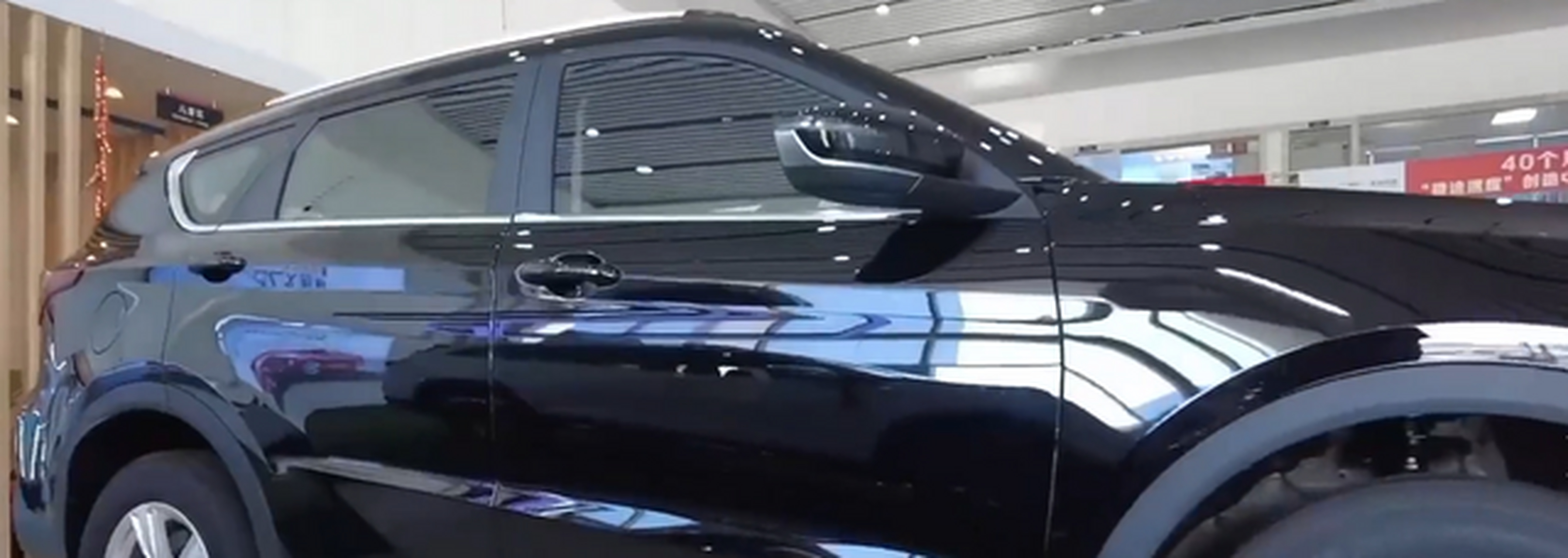 来到车身侧面啊,整个侧面的线条是比较流畅,营造出一种前低后高的这样