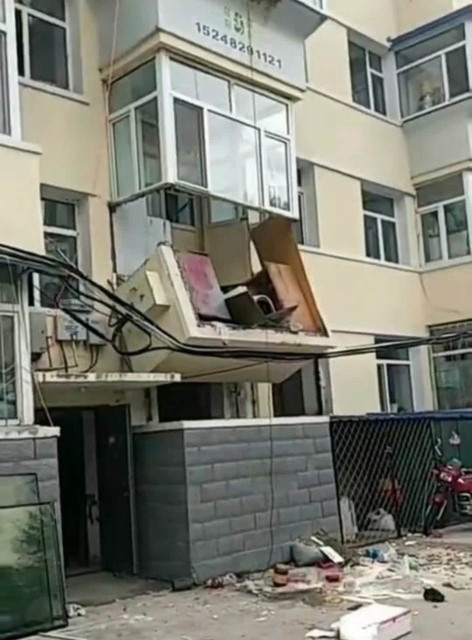 谁的阳台掉下来了?[二哈]