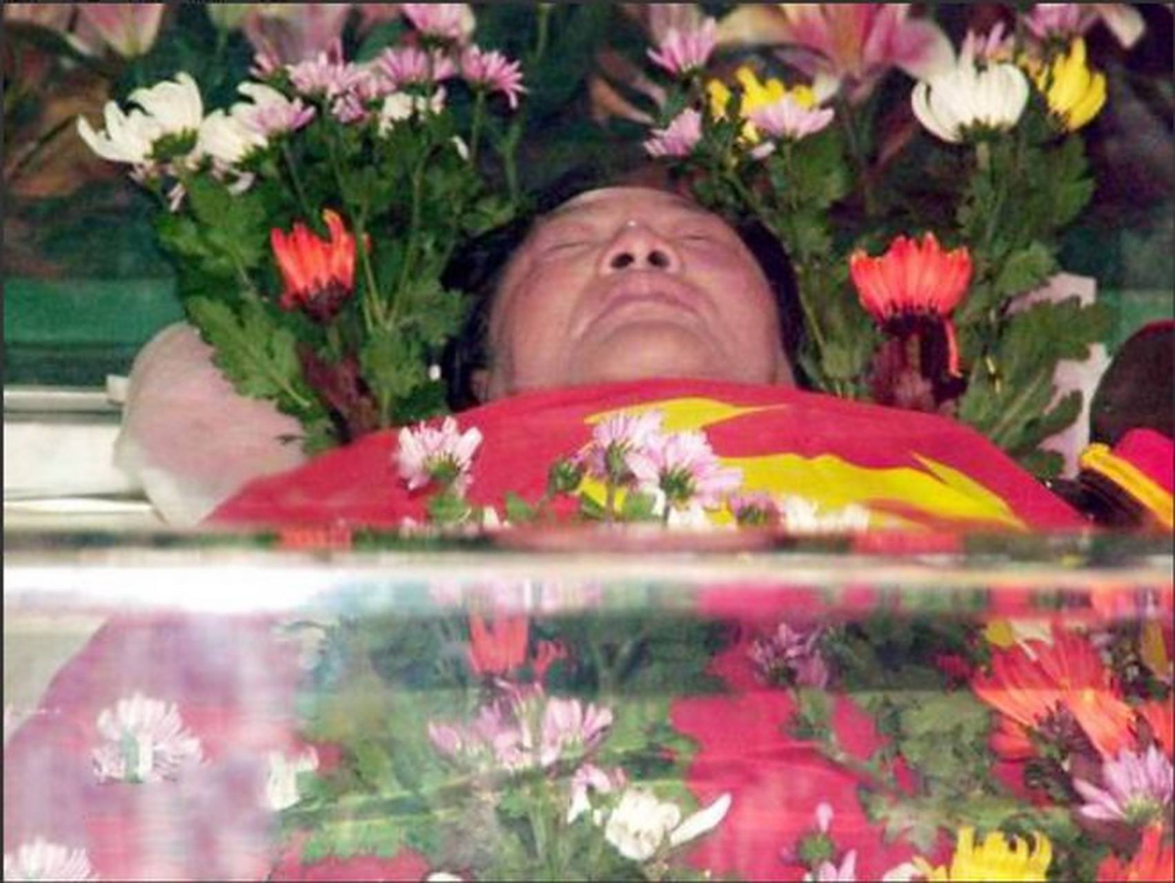 2005年,中国著名教育家古月老师突然去世,让全国教育界感到震惊和痛惜