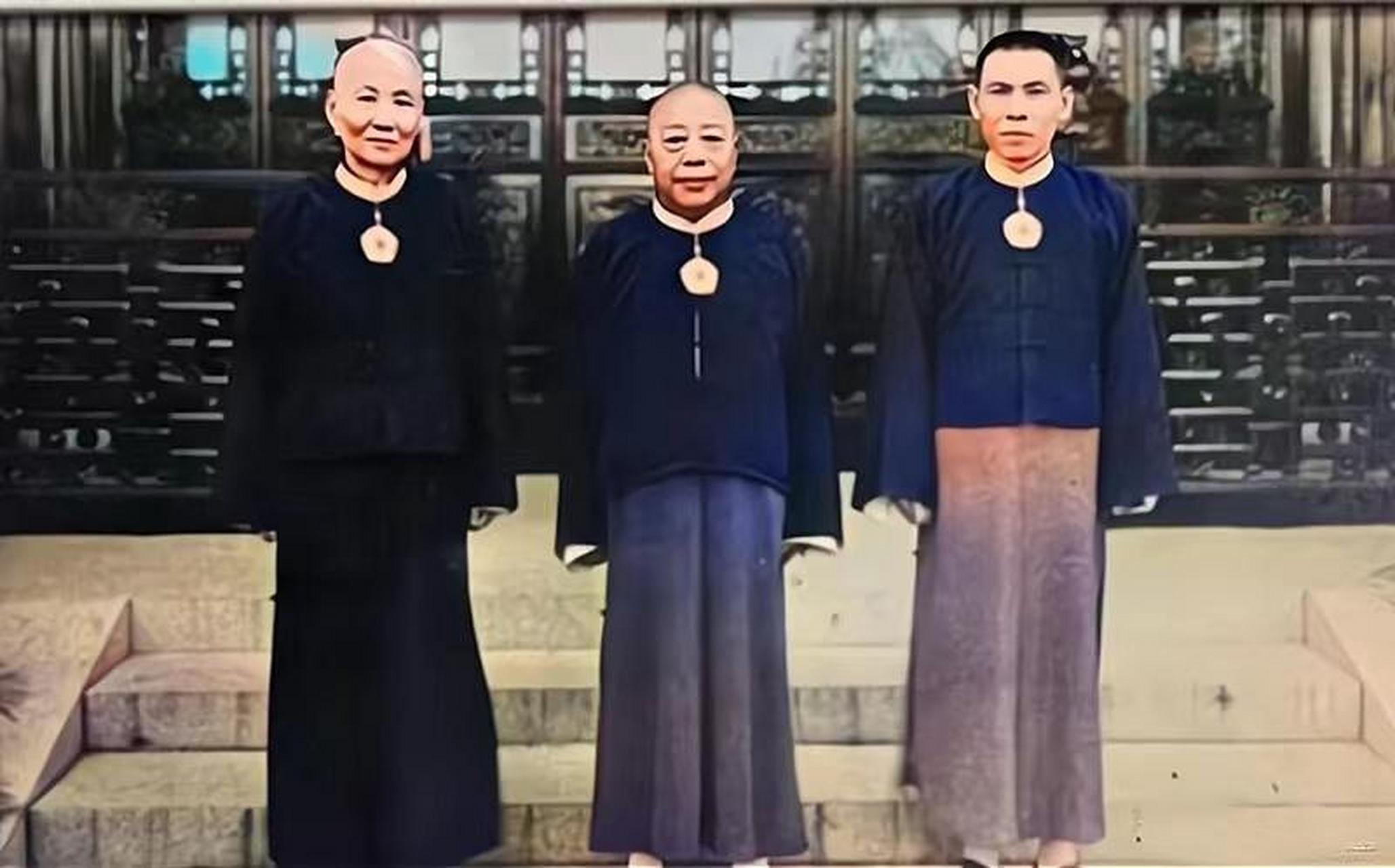 1935年,上海,民国时期上海滩"三大亨"的合影.