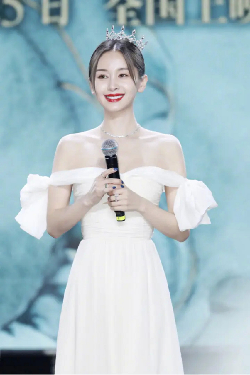 王子文性感优雅好迷人,穿抹胸裙肩颈线条完美,难以想象已当妈