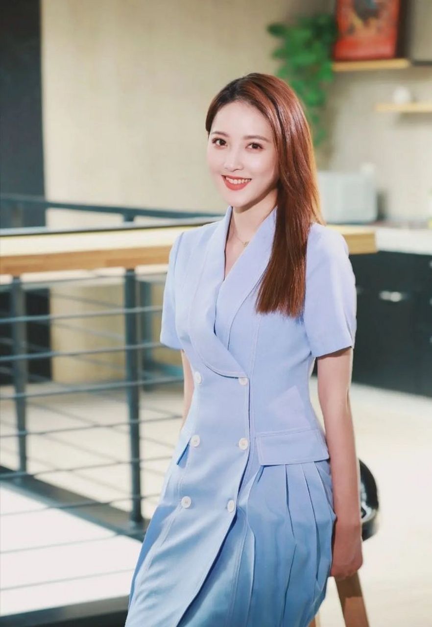 央视主持人李丹儿实在太美啦