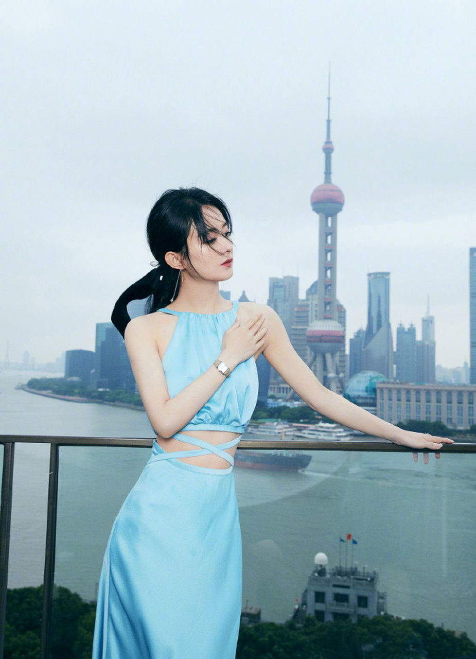 赵丽颖今日活动造型图,一袭浅蓝色绑带露腰裙仙气十足,随意飘逸的黑色