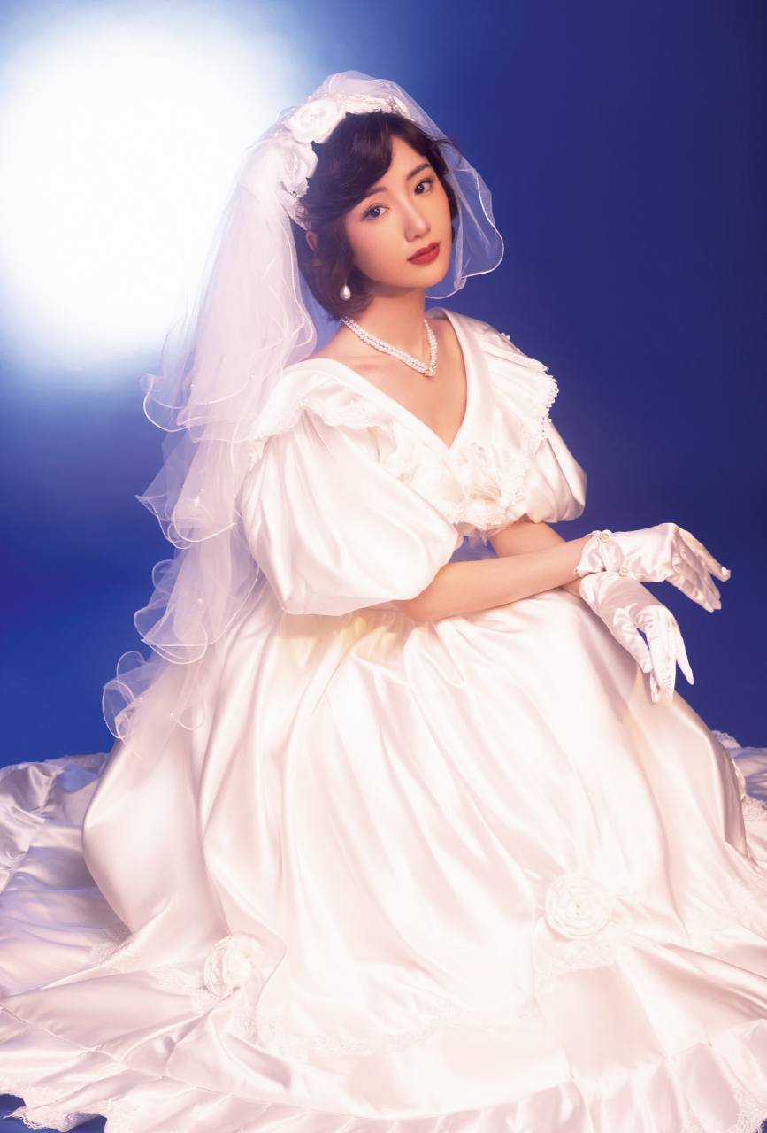 分享一组毛晓彤和宋祖儿在剧中的精美婚纱照,浓浓的年代感让照片有一