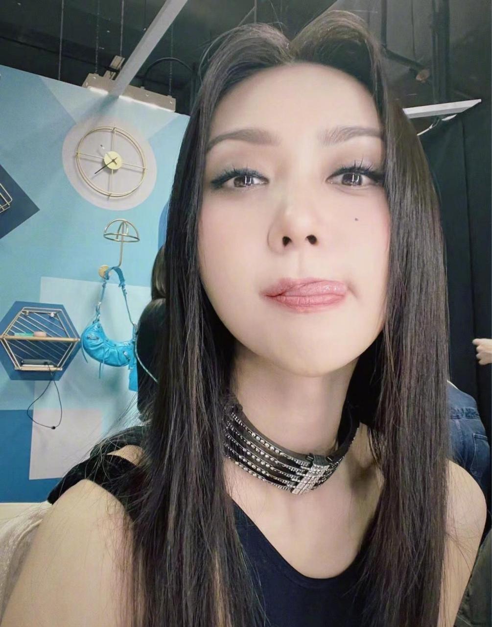 薛凯琪俏皮玩自拍美照赏析