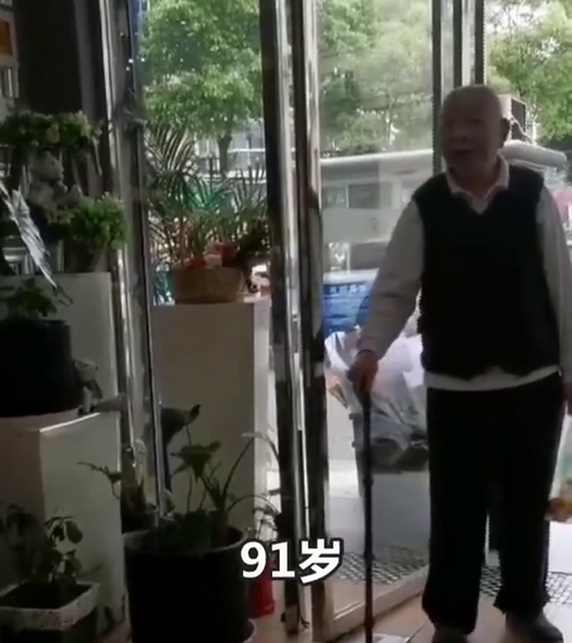 【91岁爷爷买花给老伴庆生】 近日,湖北宜昌的一位花店店主发布了一段