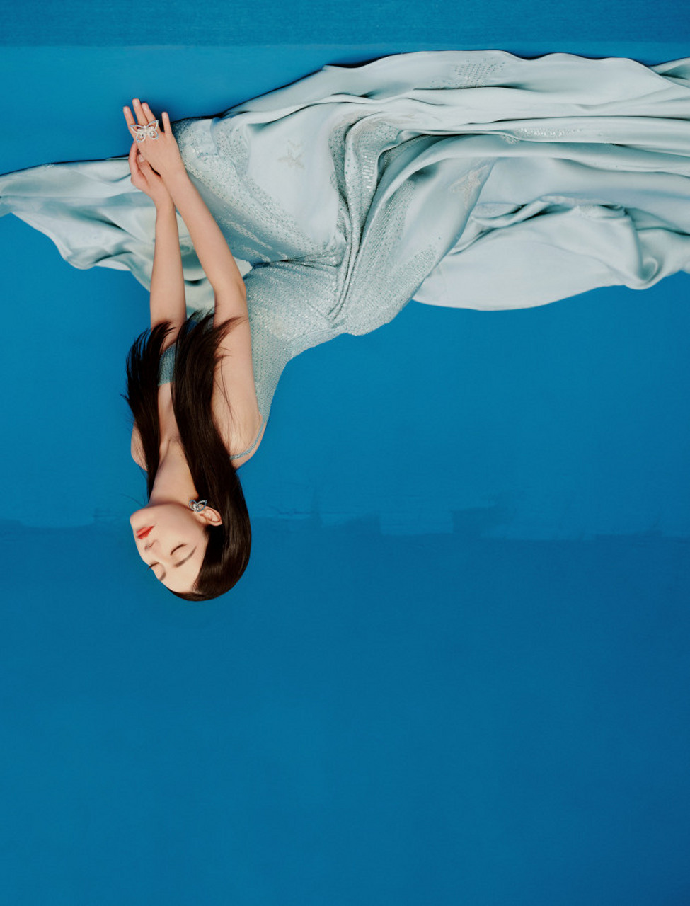 沦陷在蓝色的意韵中,朦胧光影间@dear-迪丽热巴 身着一袭蓝色礼裙