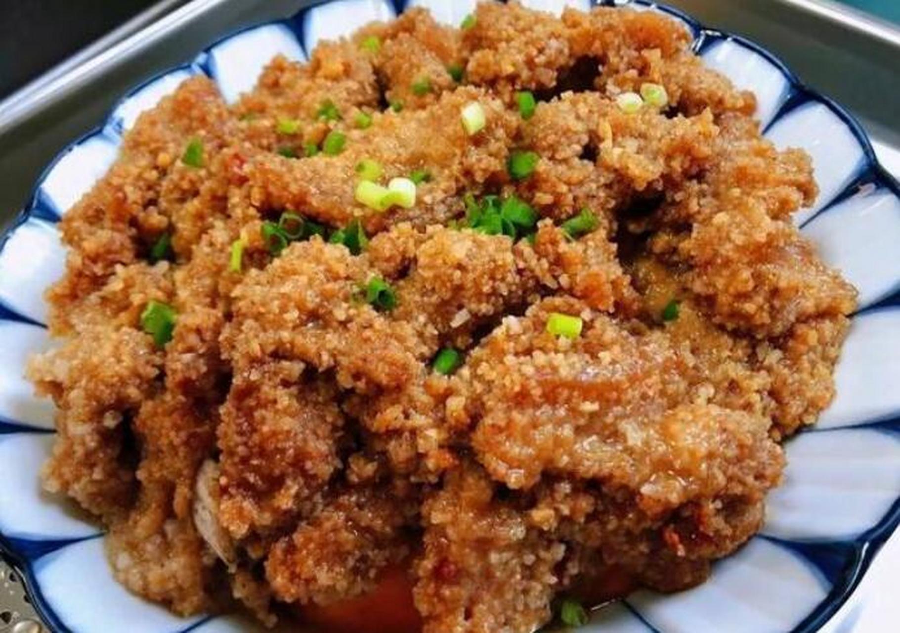 米粉蒸肉属于江西省的一道特色名菜,也是江西的十大经典名菜之一.