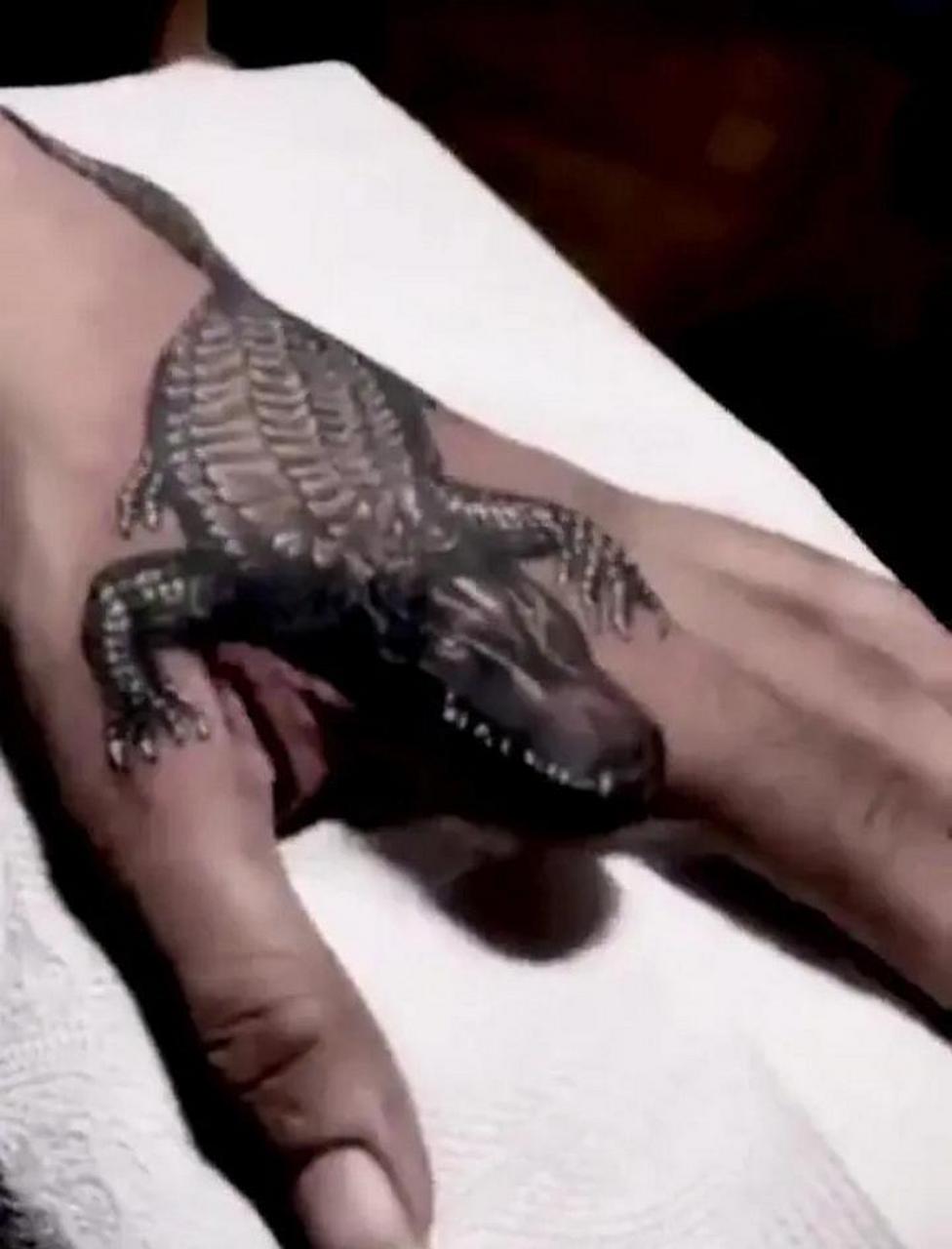 网友:这个手上的纹身真绝啊