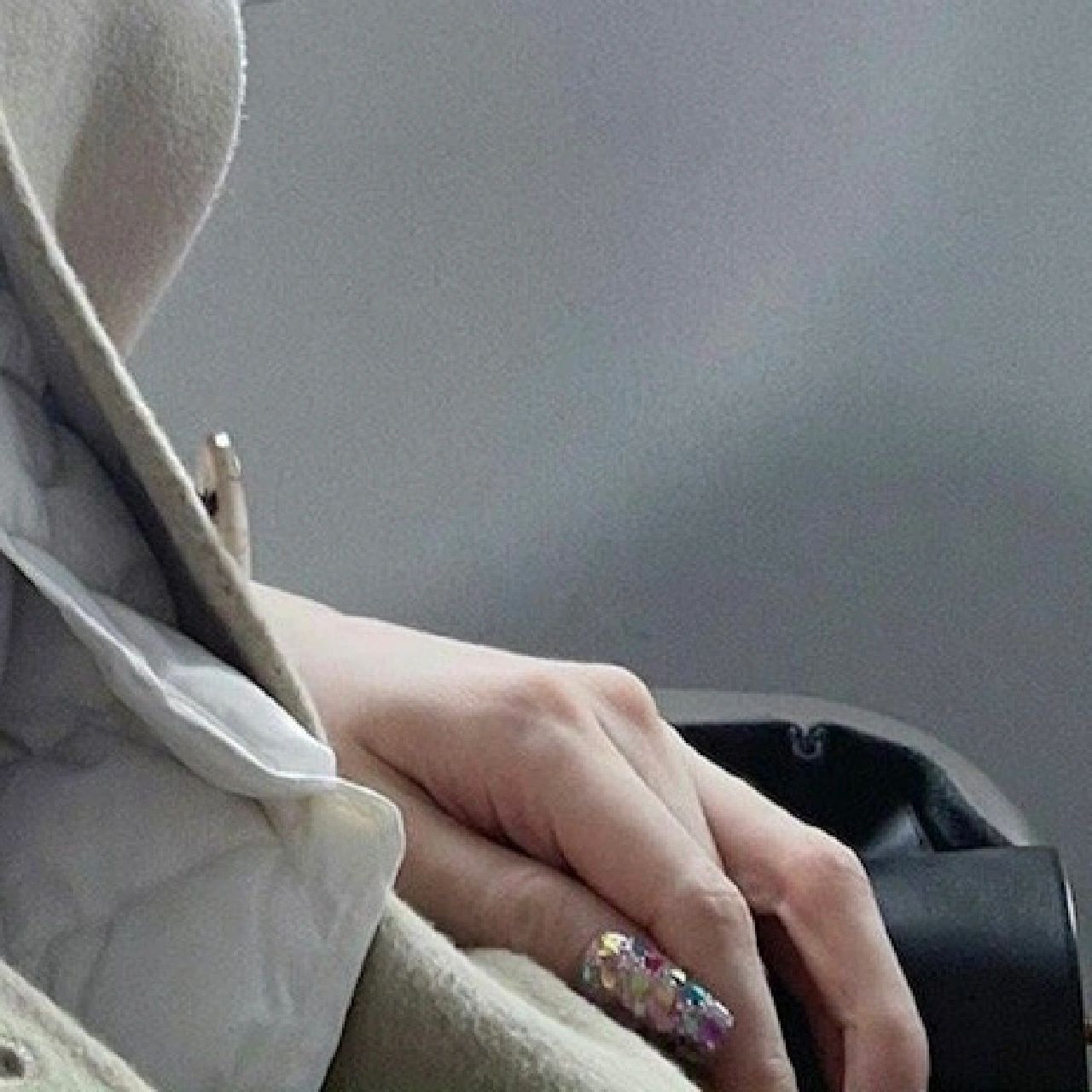 有被迪丽热巴的美甲惊到 大拇指好长!好亮!好闪!