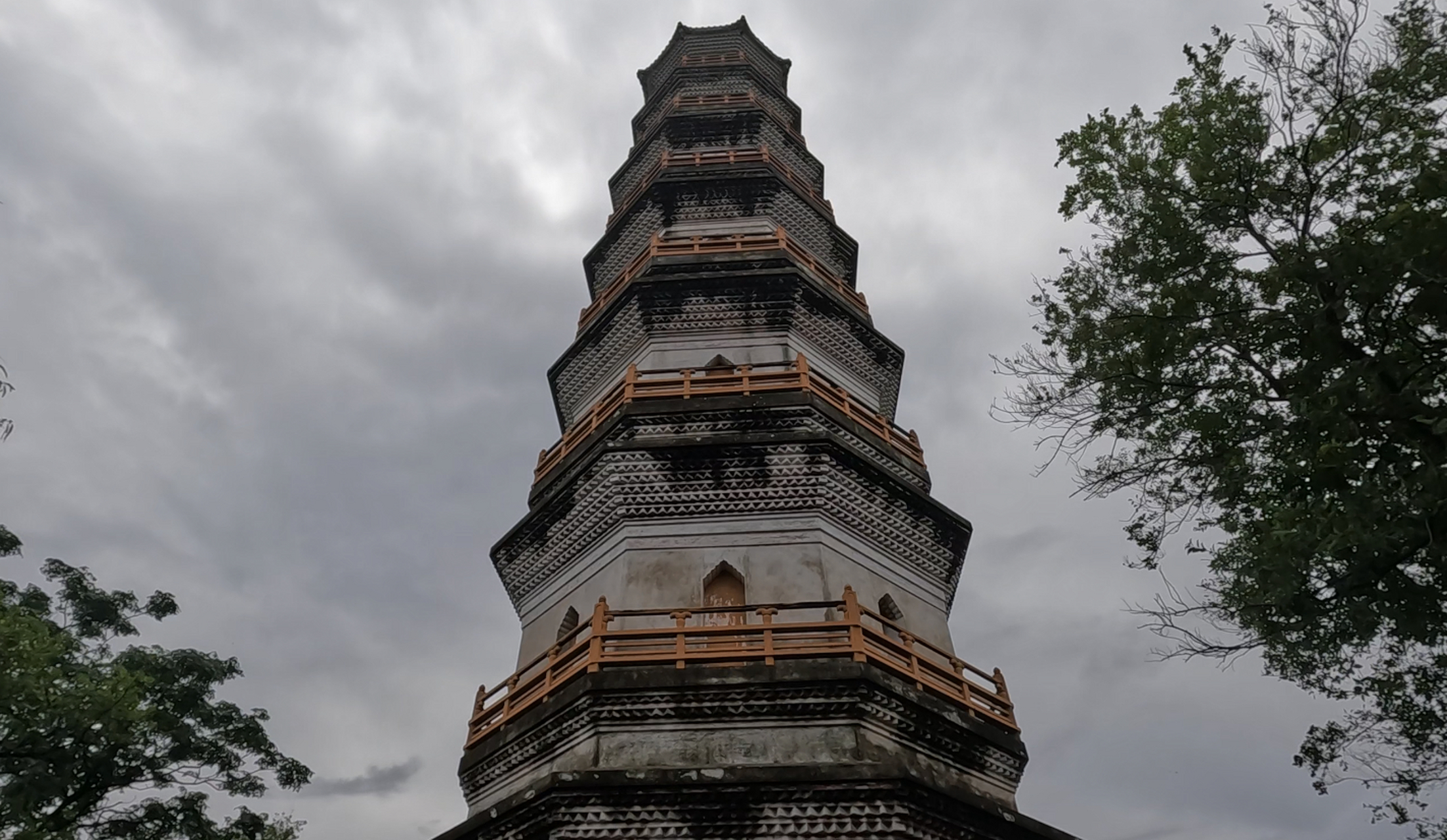 路遇榴花古塔,塔里别有洞天  某日在户外碰到一处高耸宝塔,到了近前