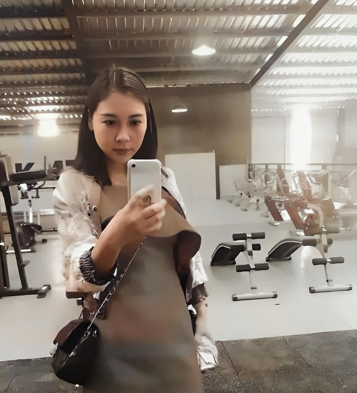 2016年,42岁的劳荣在厦门的真爱酒吧工作时抓拍了一张自拍!