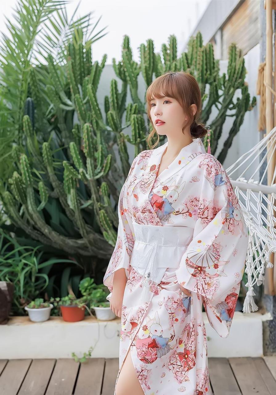 美女和服穿搭,卡通兔子和服配经典白袜子,青涩与熟韵并存