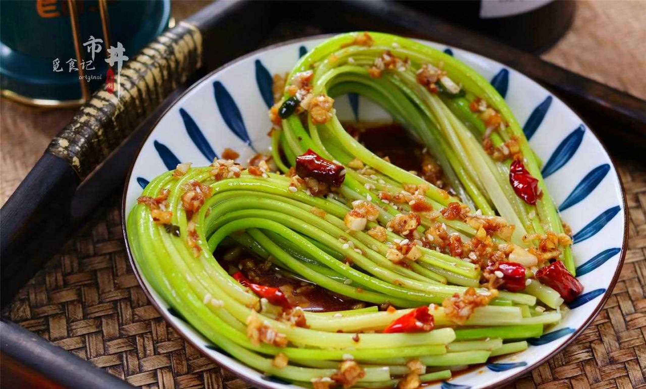 分享一道"凉拌手撕蒜薹",摆盘成心形的形状,年夜饭上图个好彩头,鲜辣