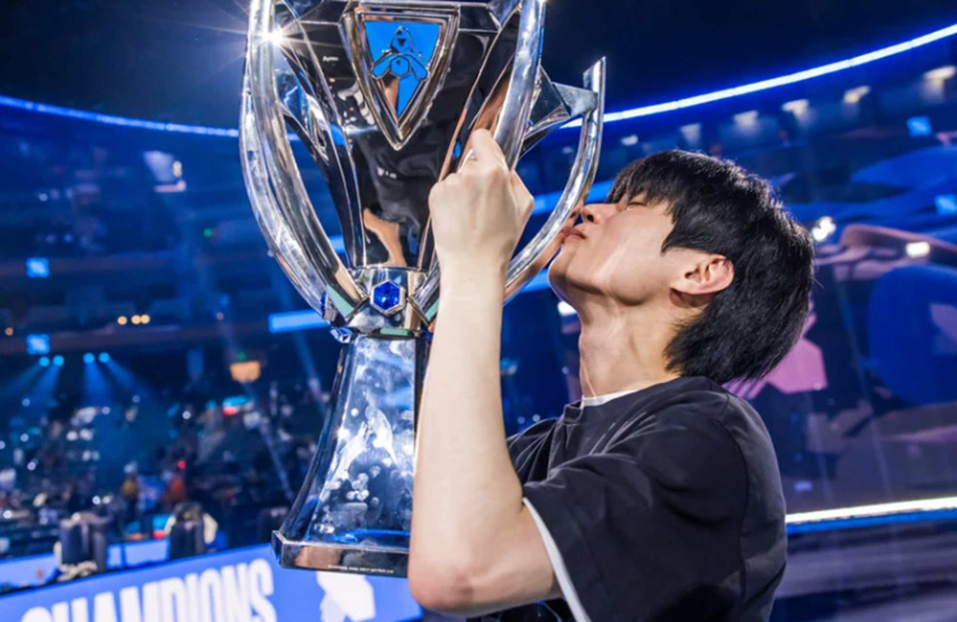 uzi 宣传自己在《金铲铲之战》的纪念限定薇恩皮肤 所以什么才是真正