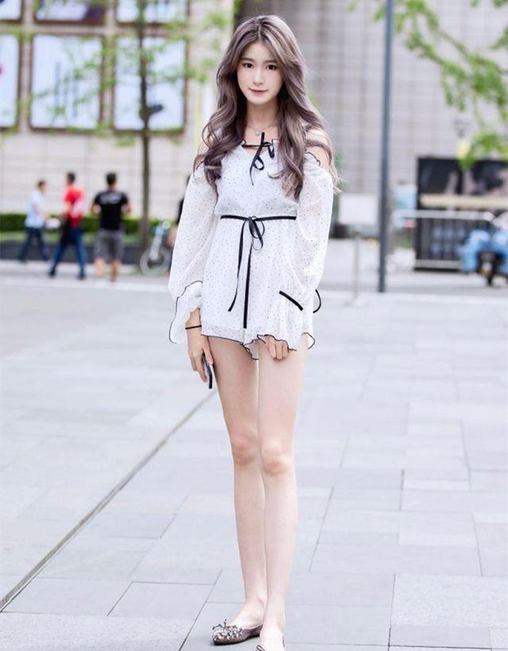 炎炎夏日,穿着搭配合体的清凉美女