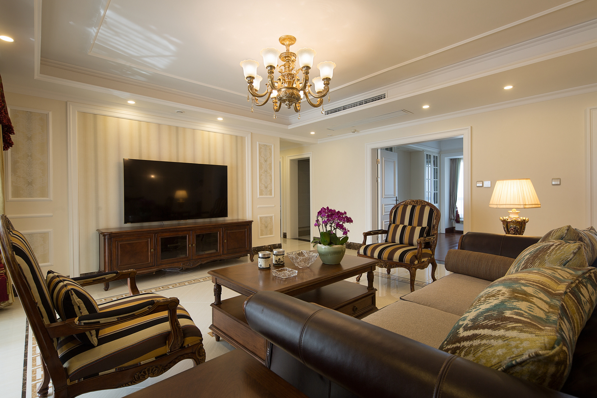 170㎡简欧风设计,打造都市里的浪漫栖居  玄关处的墙面采用了中性色调