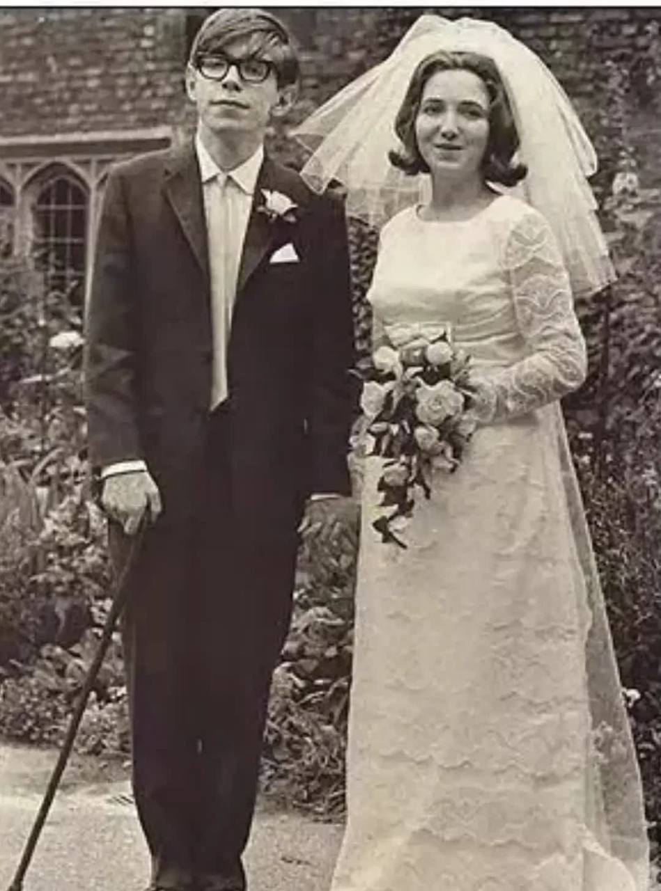 霍金和他的妻子在婚礼当天.