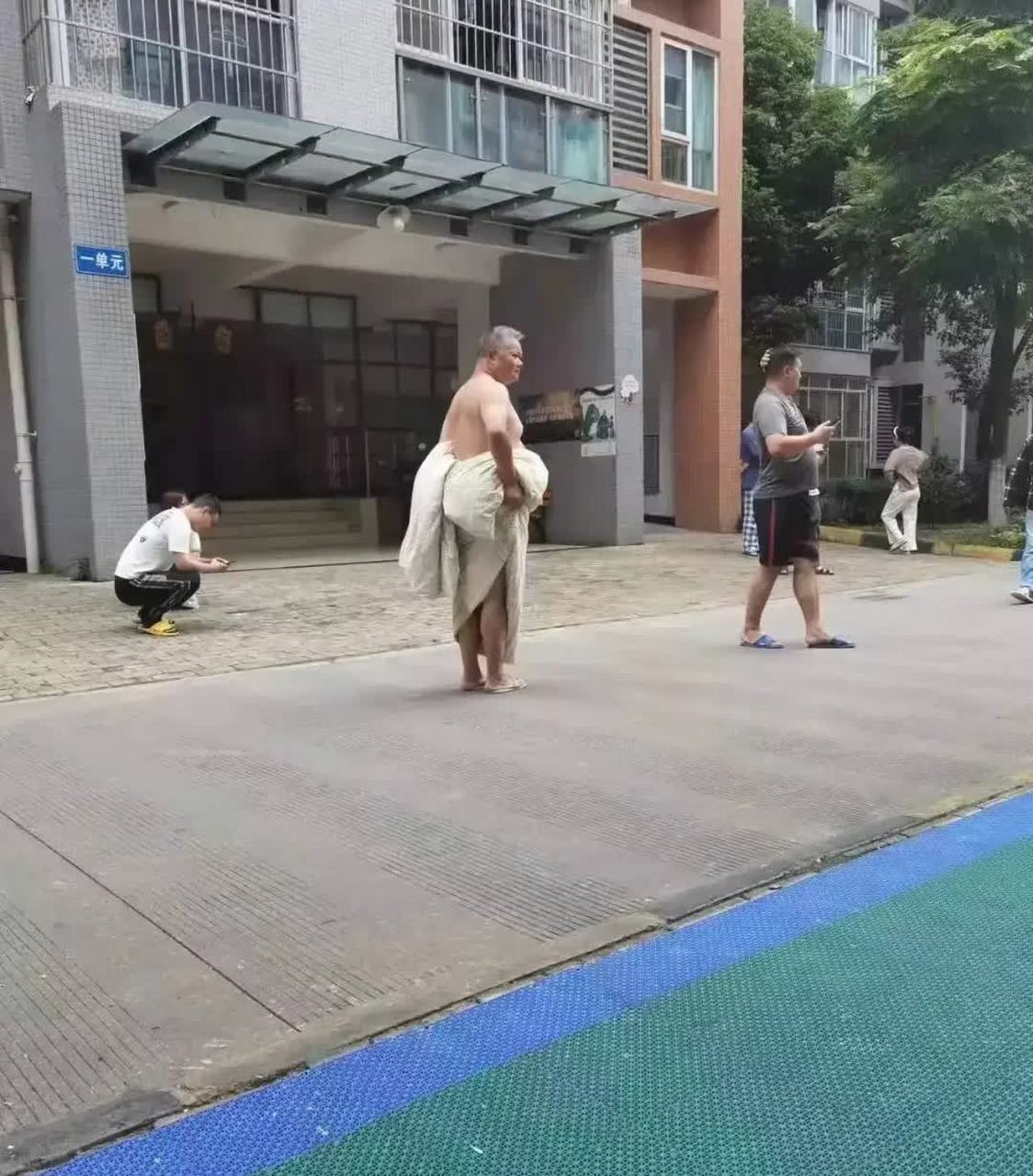 都是地震惹的祸,尴尬啊! [大笑][大笑]#搞笑