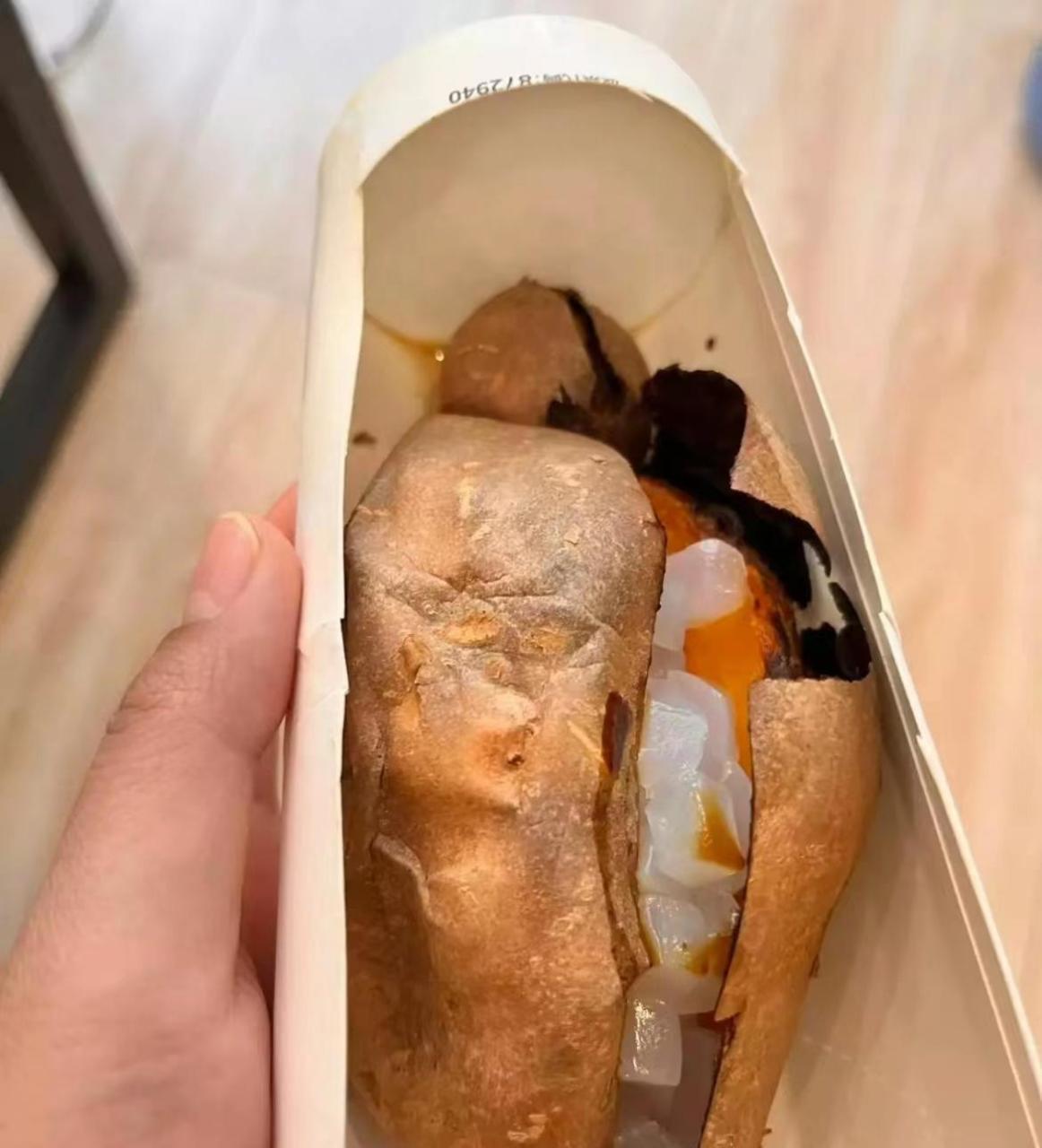 烤红薯也卷起来了以前卖五块.现在卖25! #趣图搞笑