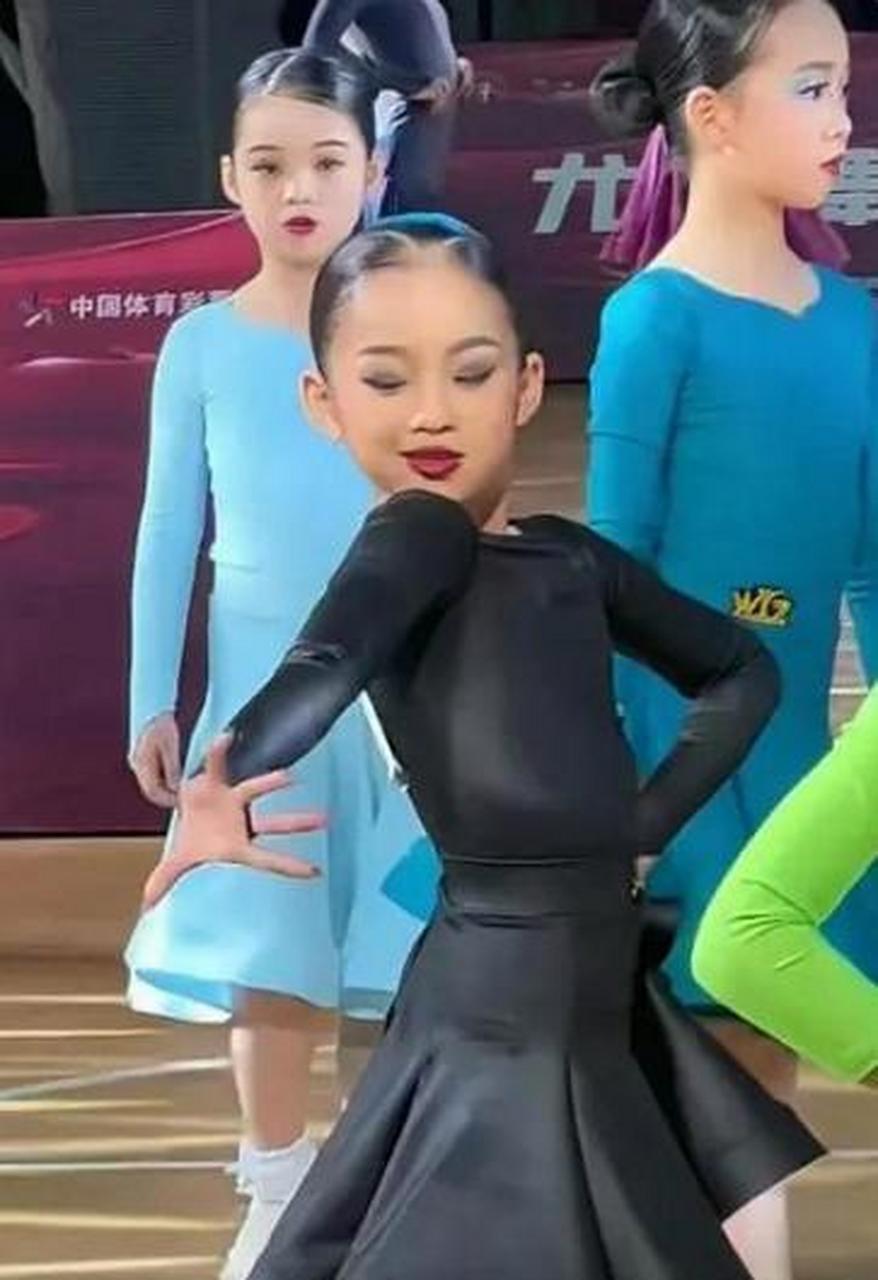 萌娃参加拉丁舞比赛,音乐响起气场全开表情自信:天生的舞台王者.