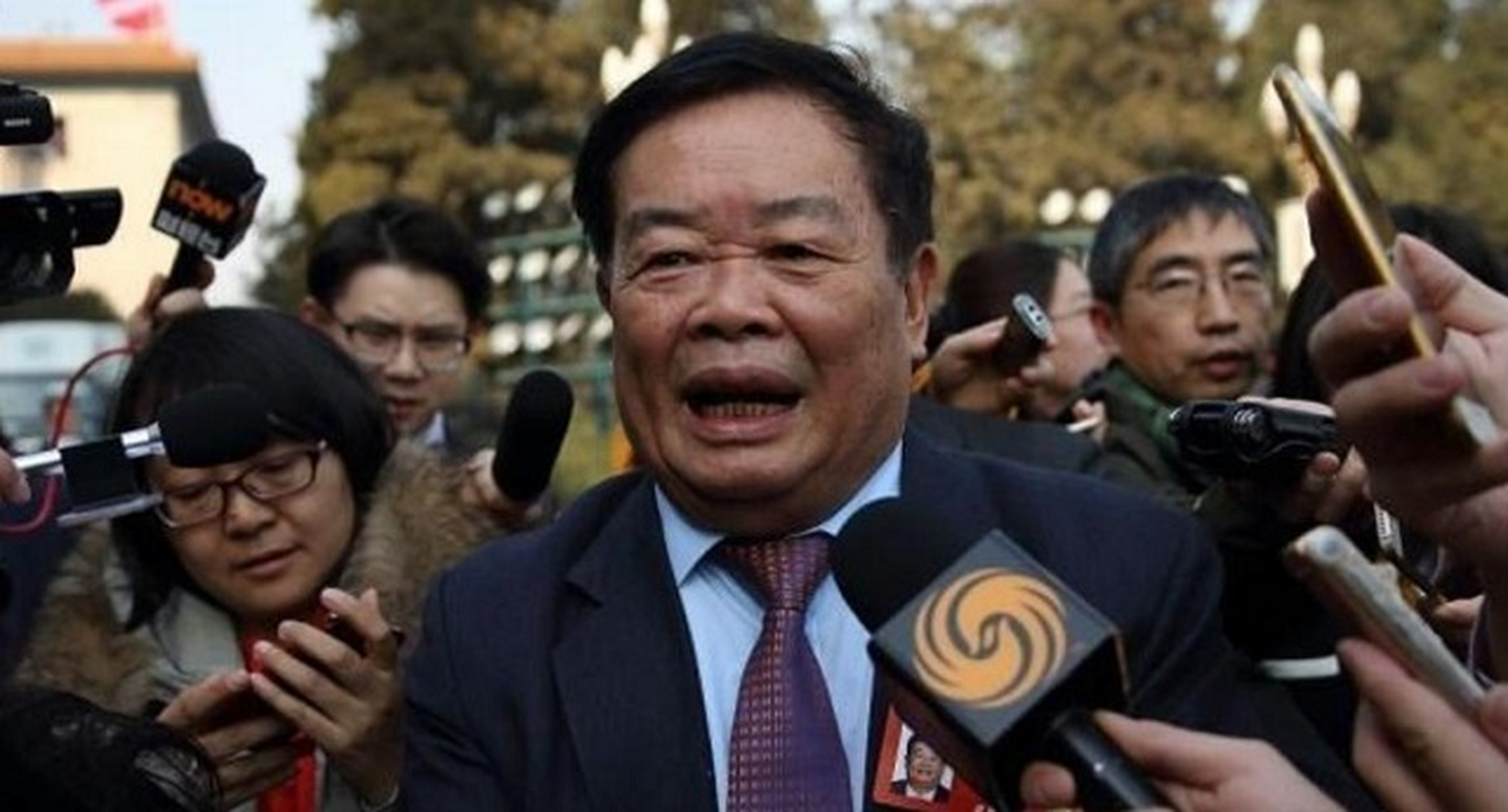 2014年夏天,一个项目负责人去酒店找曹德旺谈合作事宜,曹德旺邀请负责