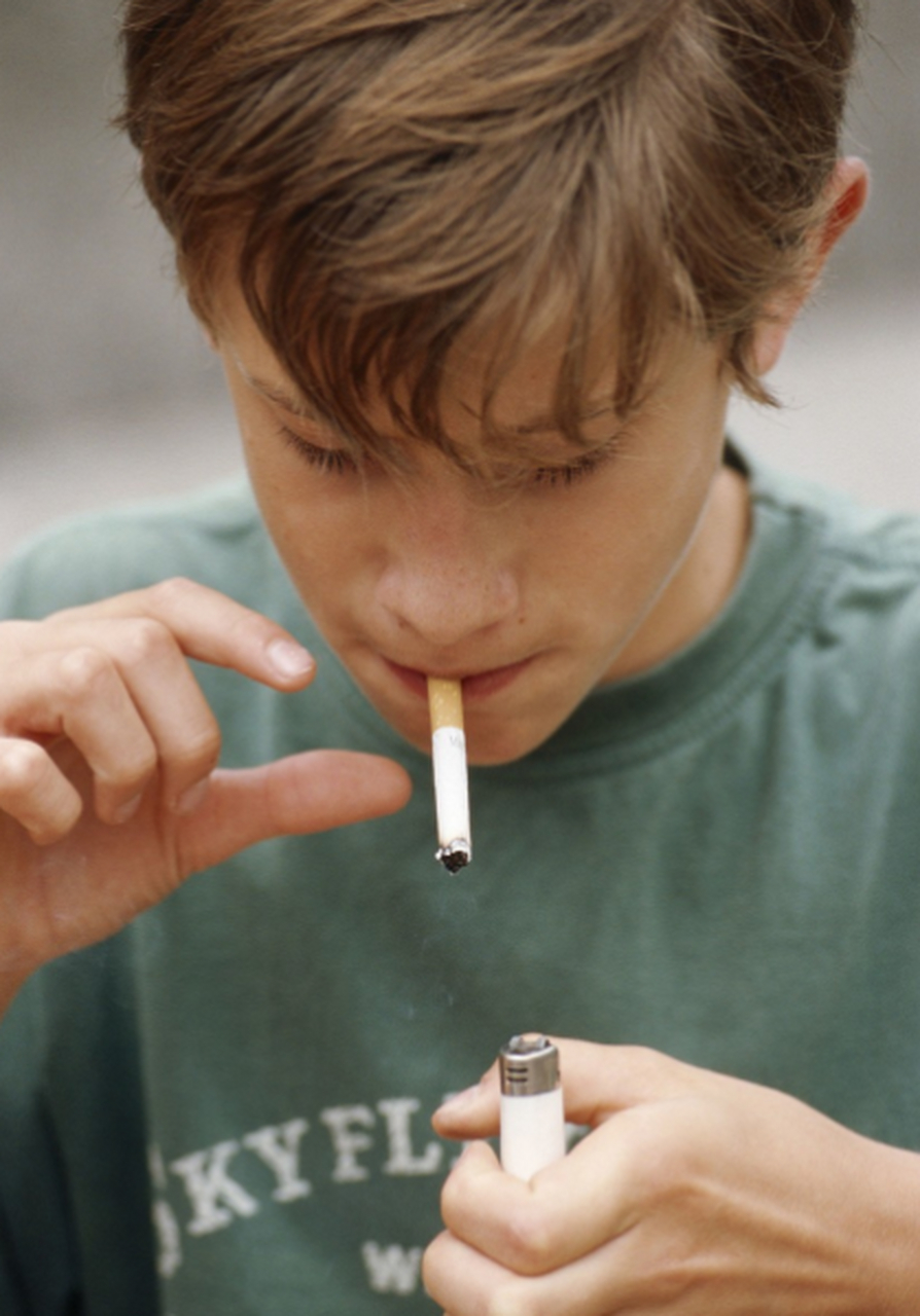 我上街路过一个十字路口,两个十来岁的男孩边走边抽烟