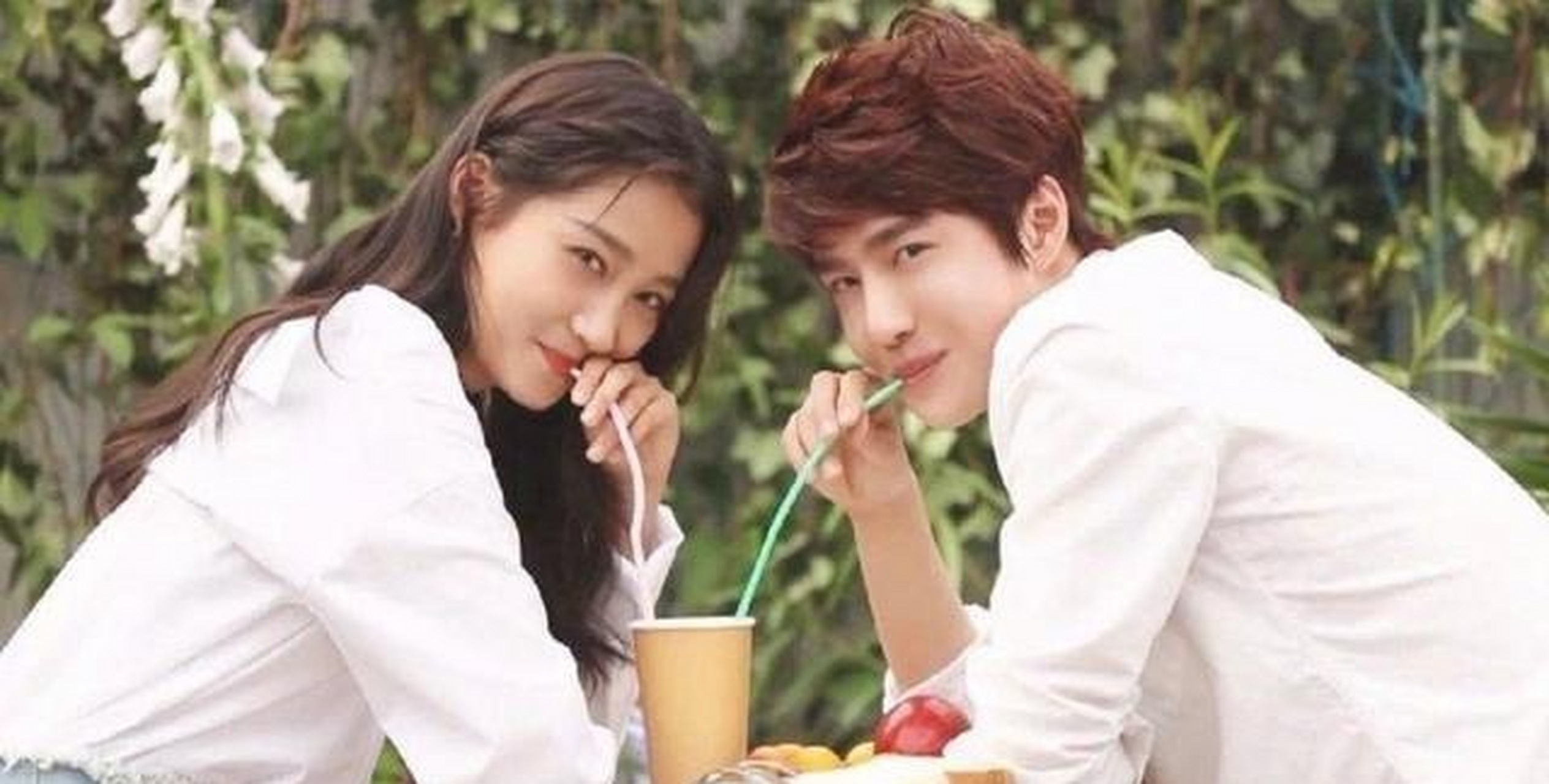 其中,关晓彤特别热衷于王一博,他不止一次邀请王一博,他想利用王一博