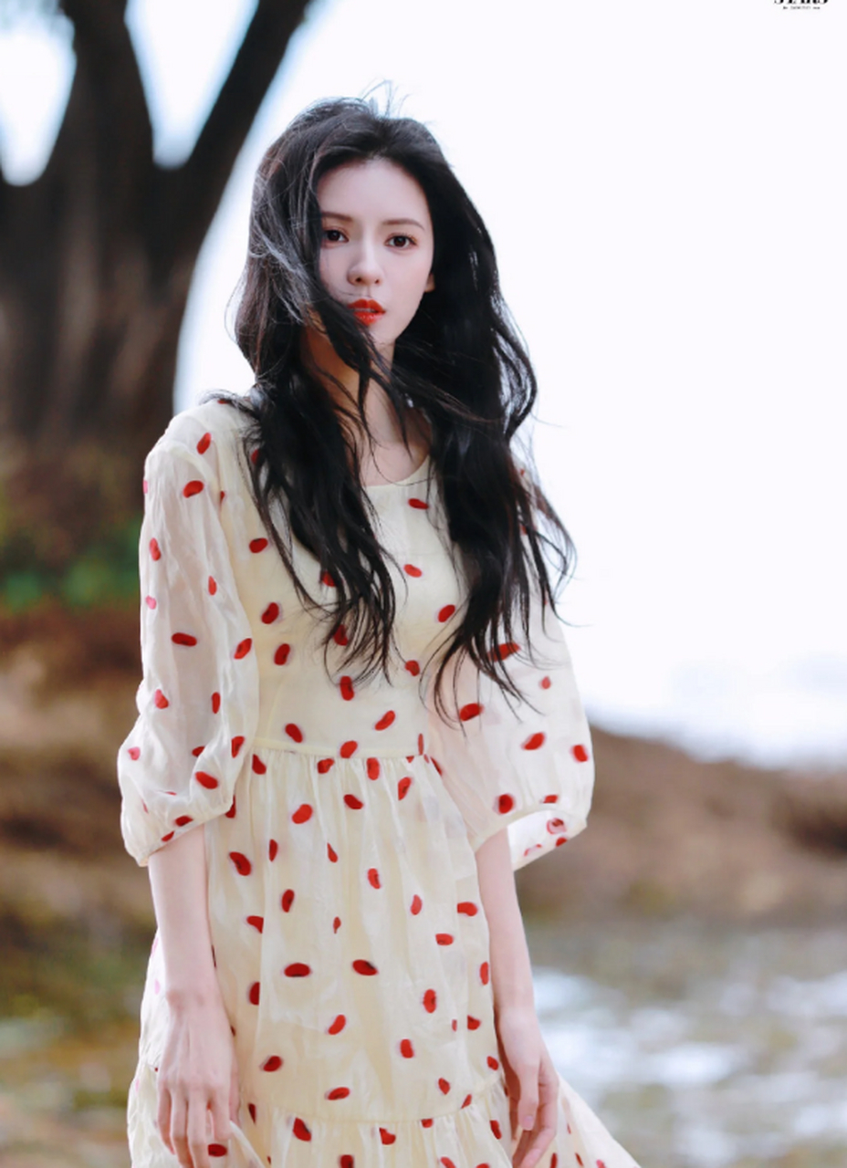 猫的树——张予曦好美 她的颜值和气质都非常出众,有着清新脱俗的气质