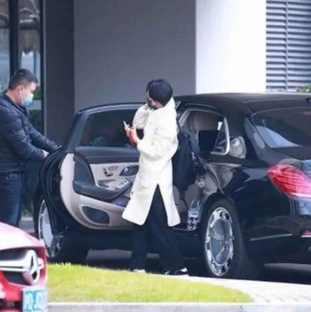 孙俪出门反差大,司机开300万豪车,她却穿长袍还拎个菜篮子