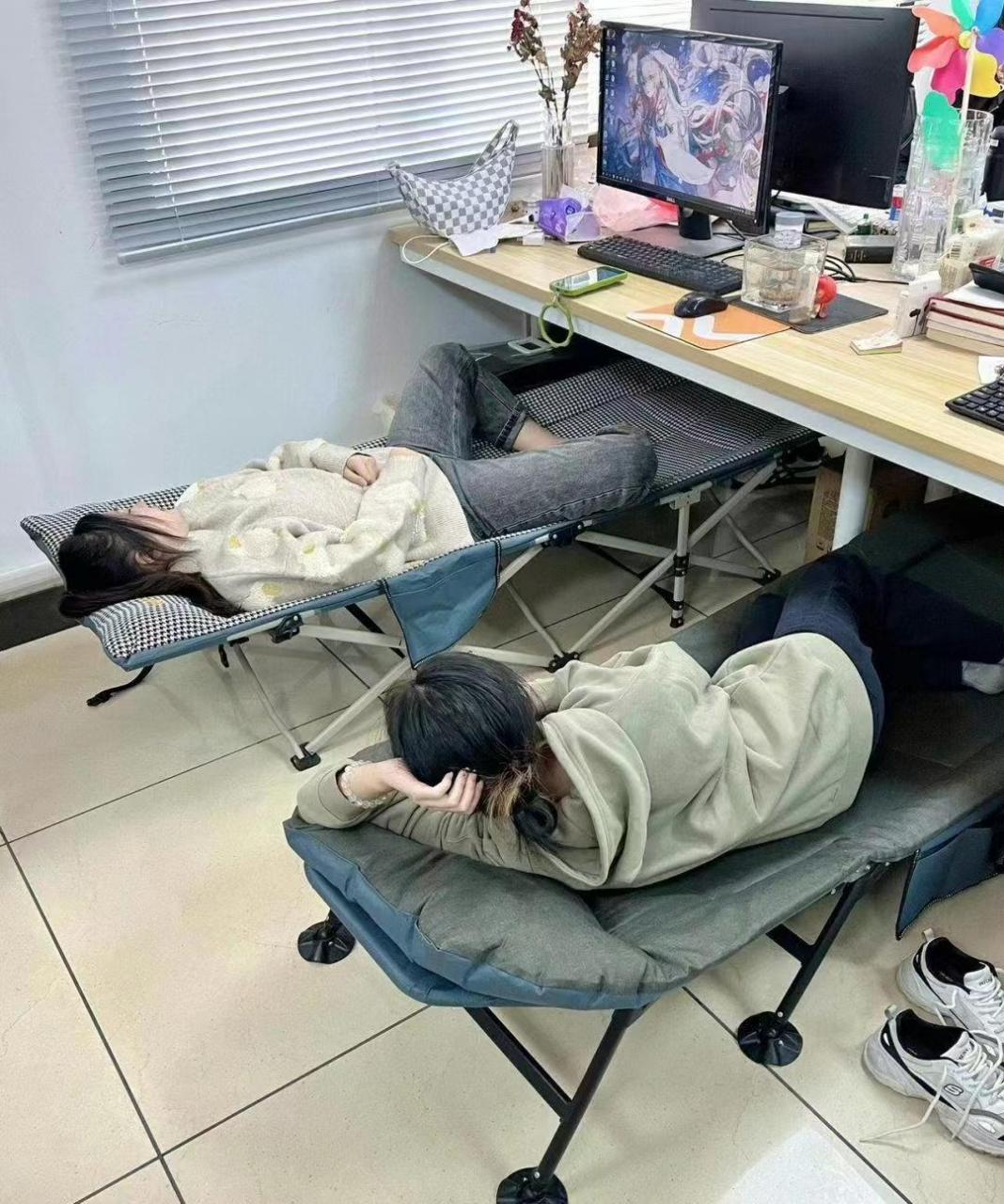 同事睡觉好可爱啊