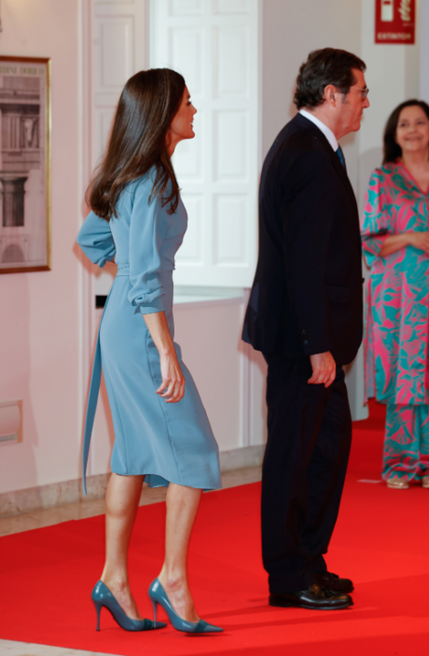 最近,西班牙王后莱蒂齐亚出席活动时身穿蓝色裹身式连衣裙,搭配蓝色