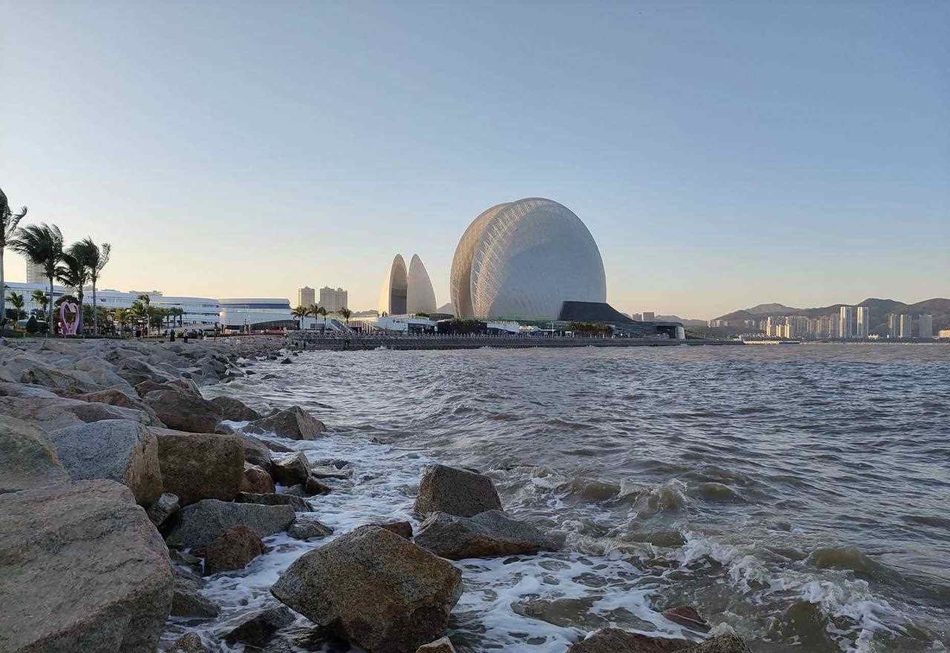 珠海大剧院又被称作"扇贝石",我今天来这里打卡日落.