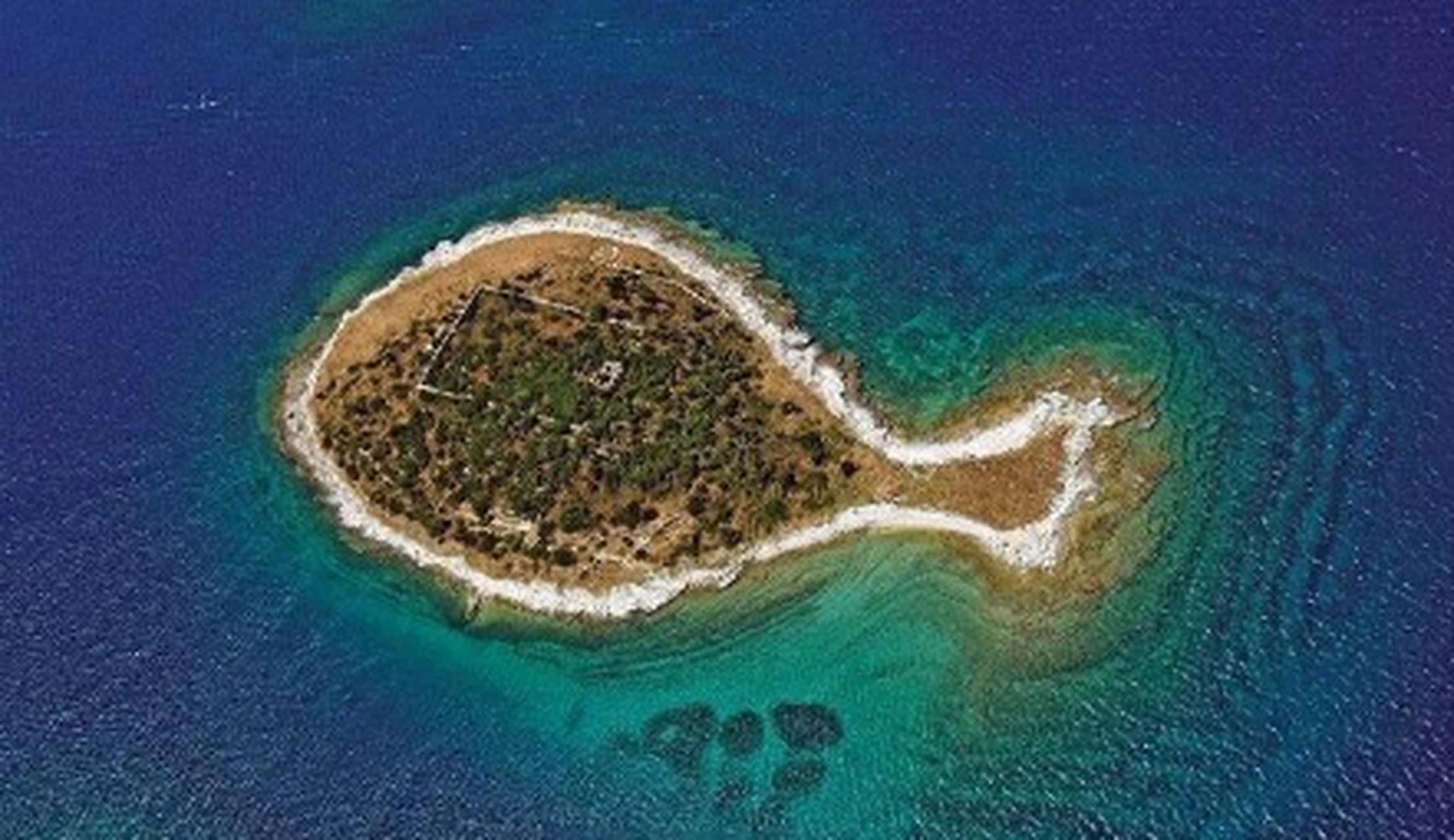 克罗埃西亚鱼岛是克罗地亚的一个小岛,它的形状像一条小鱼,被评为世界