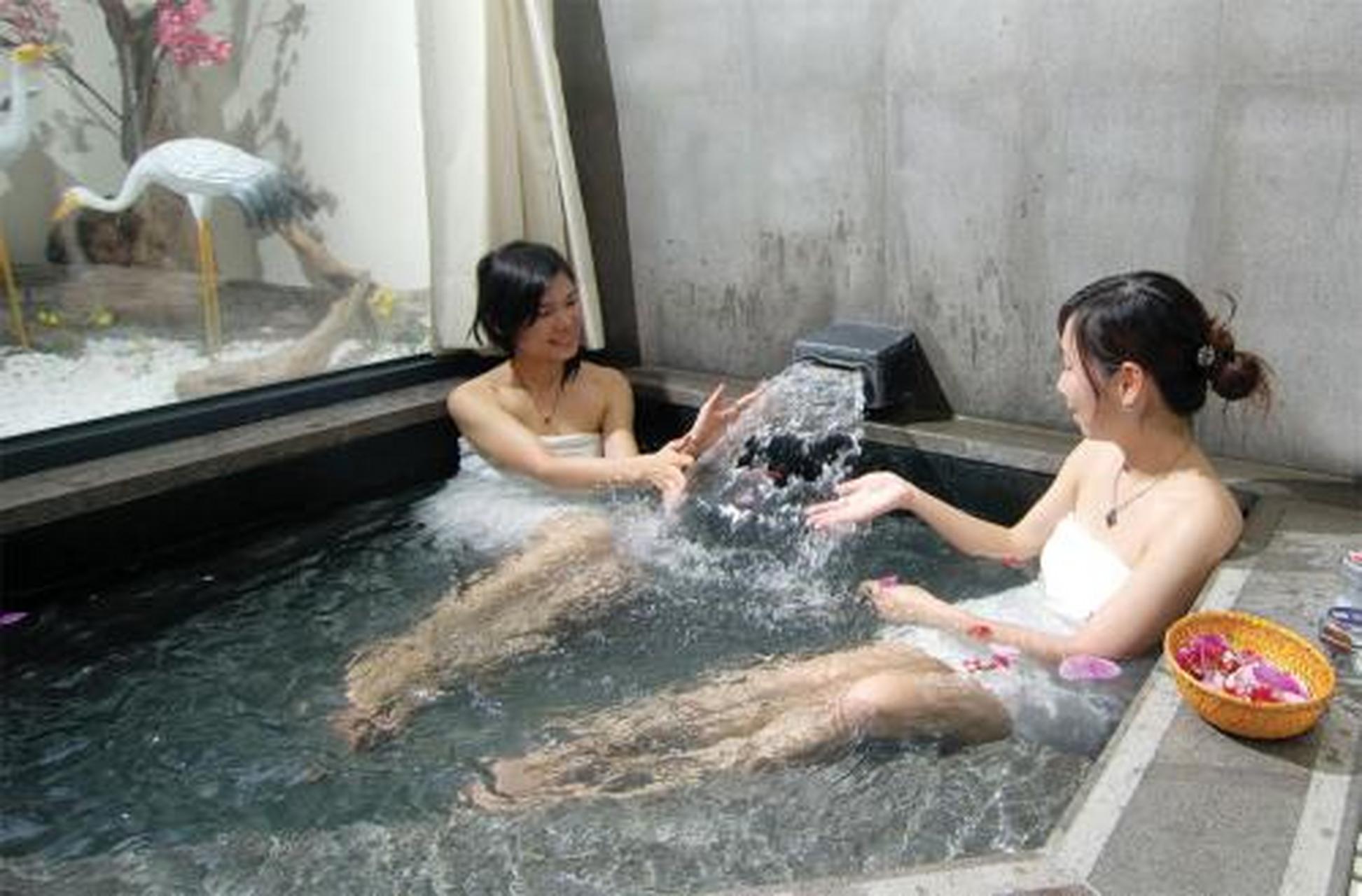 英语四级神翻译——温泉 hot water, gulugulu water… gulugulu
