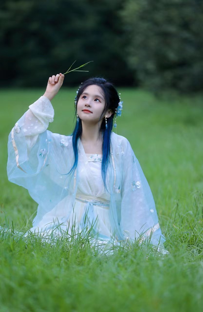 一个人撑伞打秋千,小哥哥要不要去陪陪她[得意]#古装美女# #美女写真