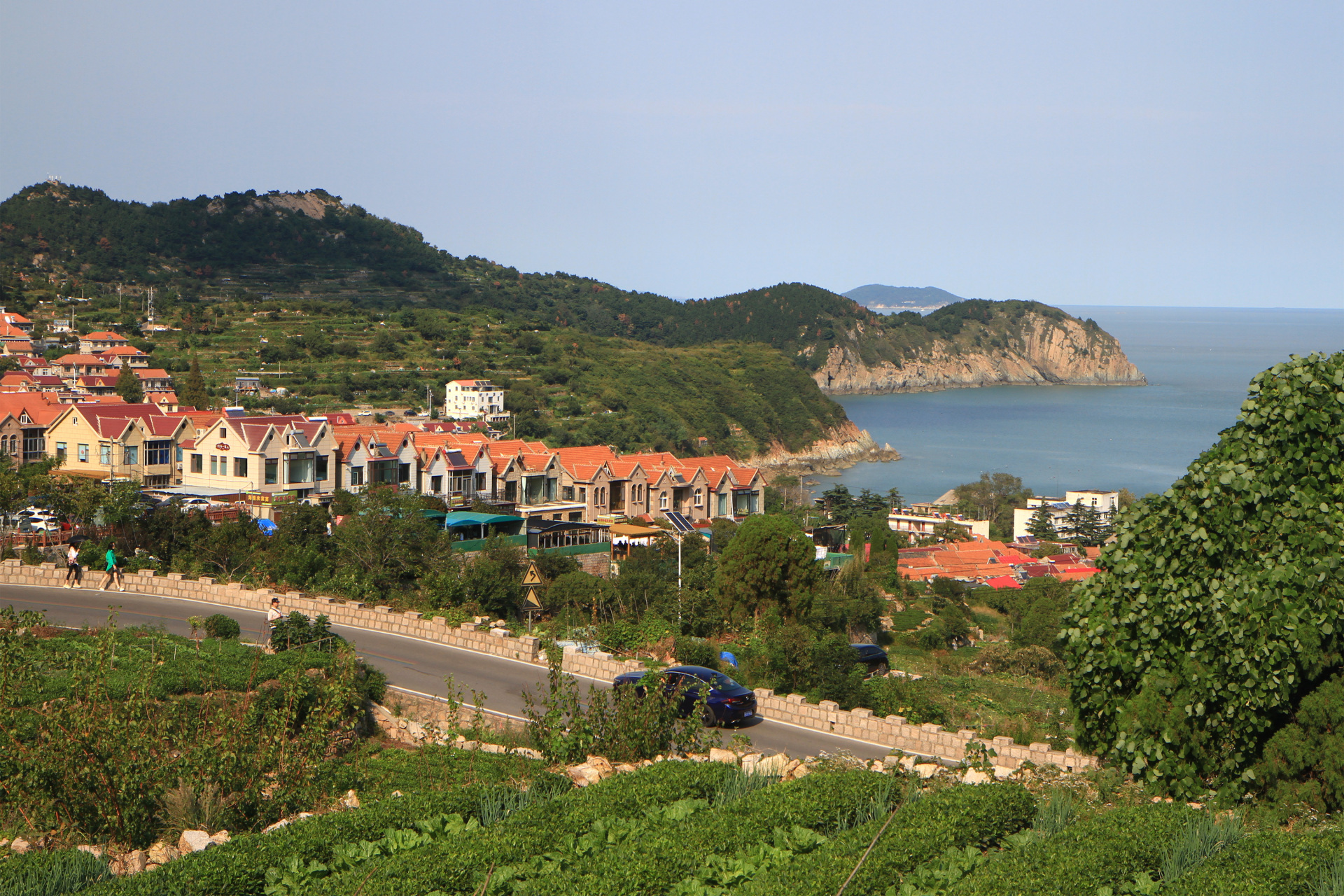 青山渔村,位于青岛崂山风景区垭口,从仰口到垭口有青岛最美的滨海公路