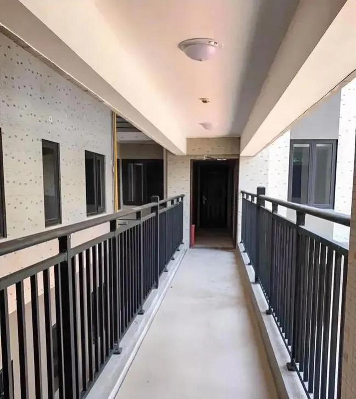 有人指出像是那种必须经过连廊才能回家的房子,购买时要多加考虑.