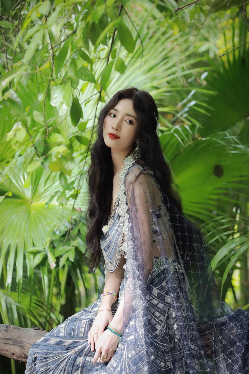 王紫璇森之精灵大片,明眸卷发,一身网络孔雀长裙,置身于西双版纳的