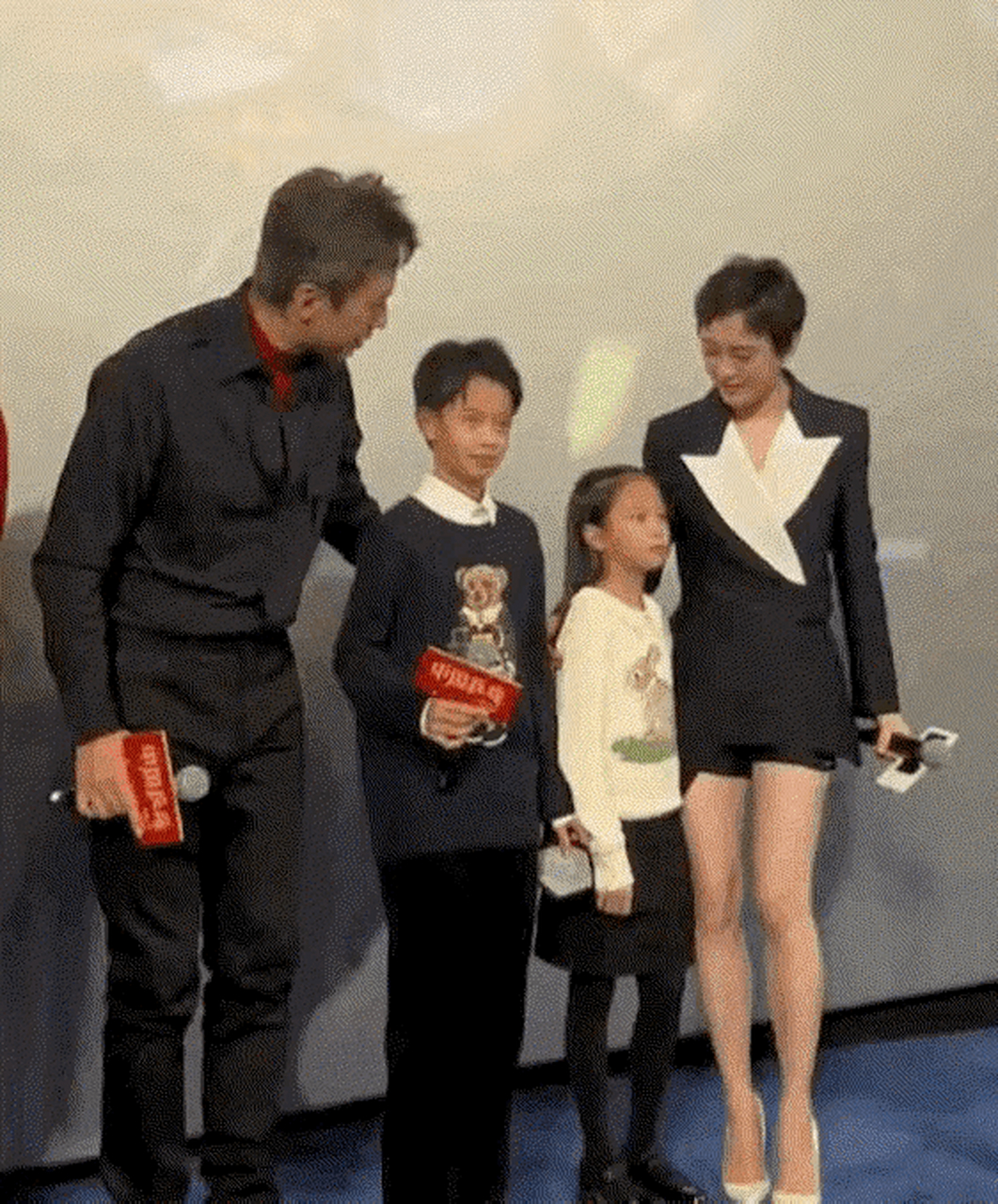 邓超孙俪携儿子等等女儿小花参加电影《中国乒乓》首映礼,看着都比较