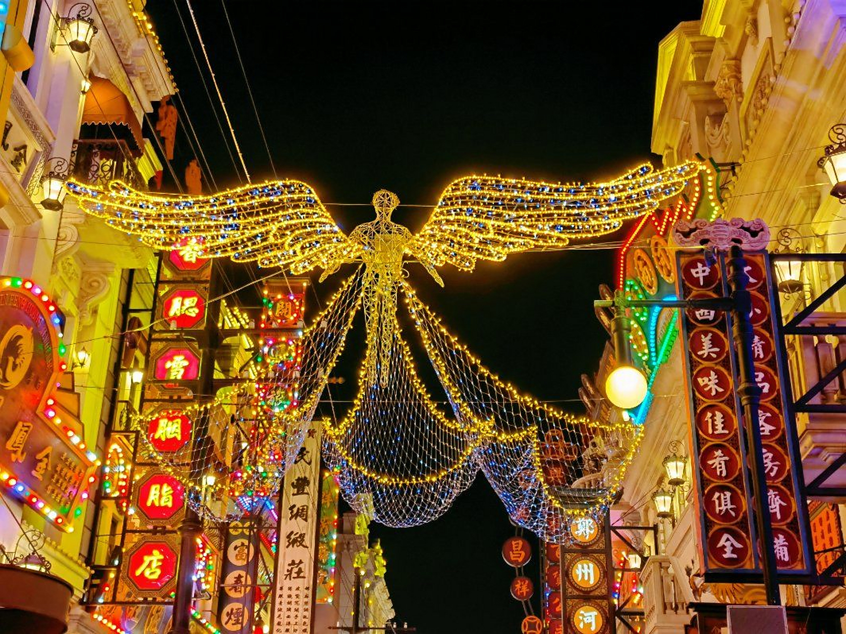 建业电影小镇是一座集电影文化体验,主题游乐,特色餐饮于一体的电影