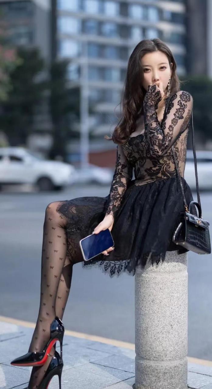 无法抗拒:街拍性感黑丝美女的诱人写真#性感美女# #养眼美女# #性感