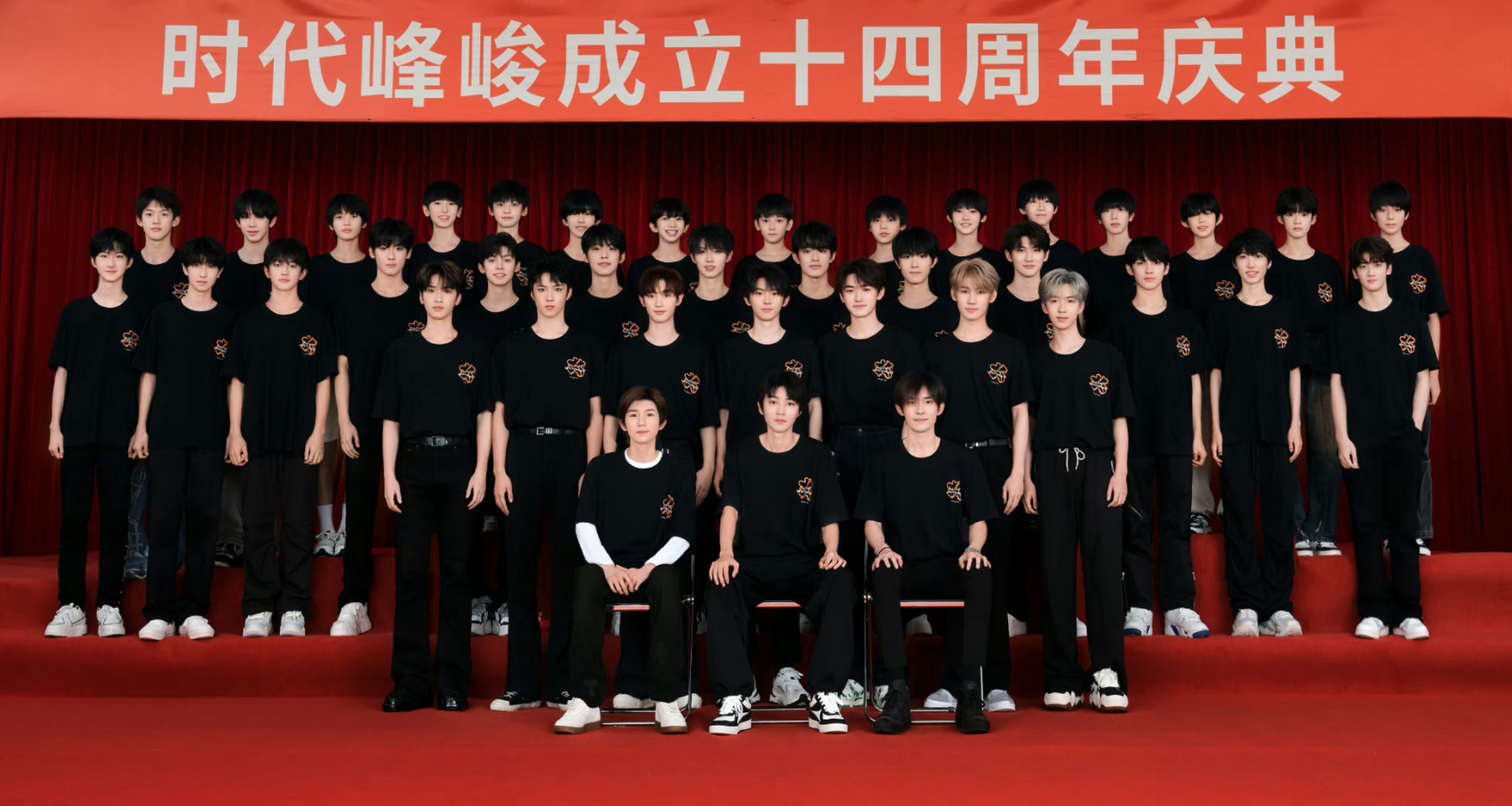 时代俊峰全家福# 评论里说四世同堂的,是想笑死我吧?