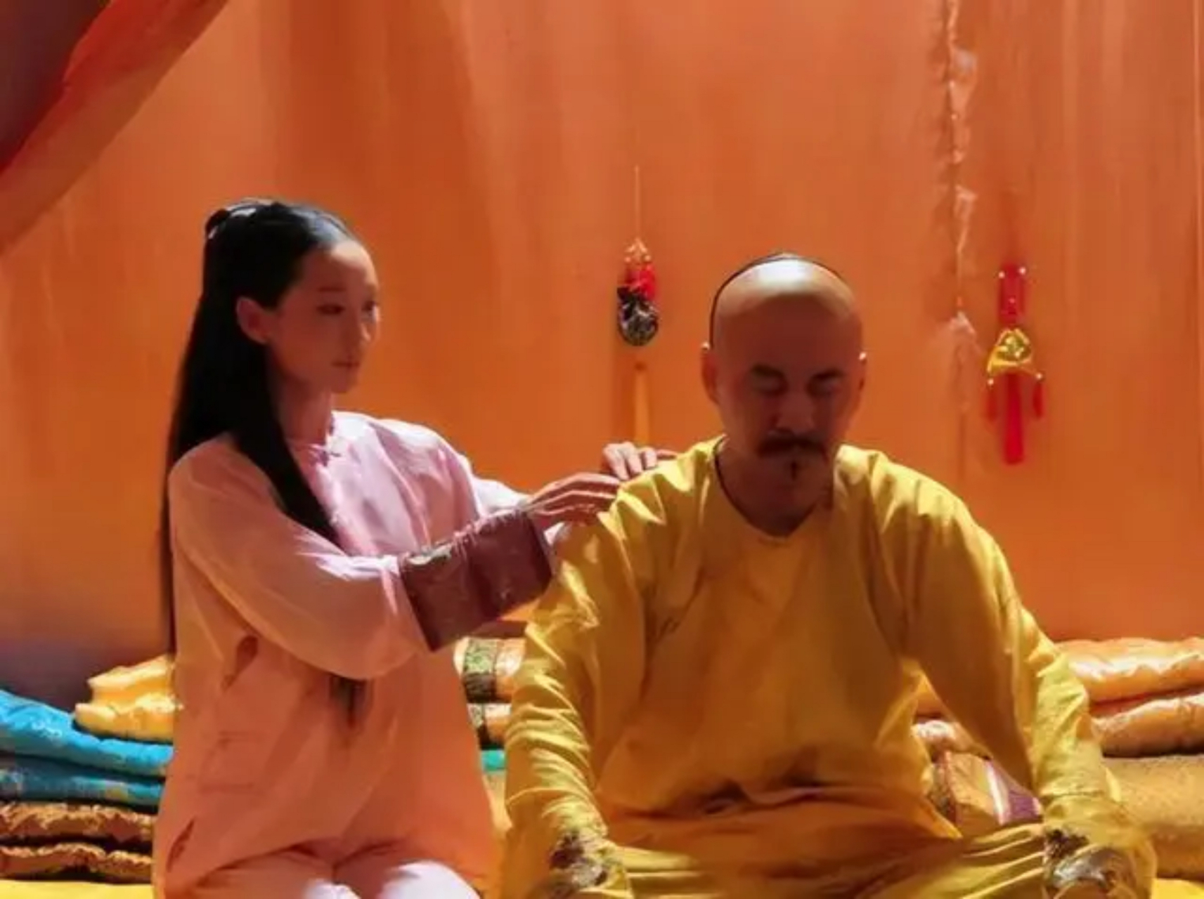 乾隆皇帝在做皇子时有一位试婚宫女,由父亲雍正皇帝挑选专门教导乾隆