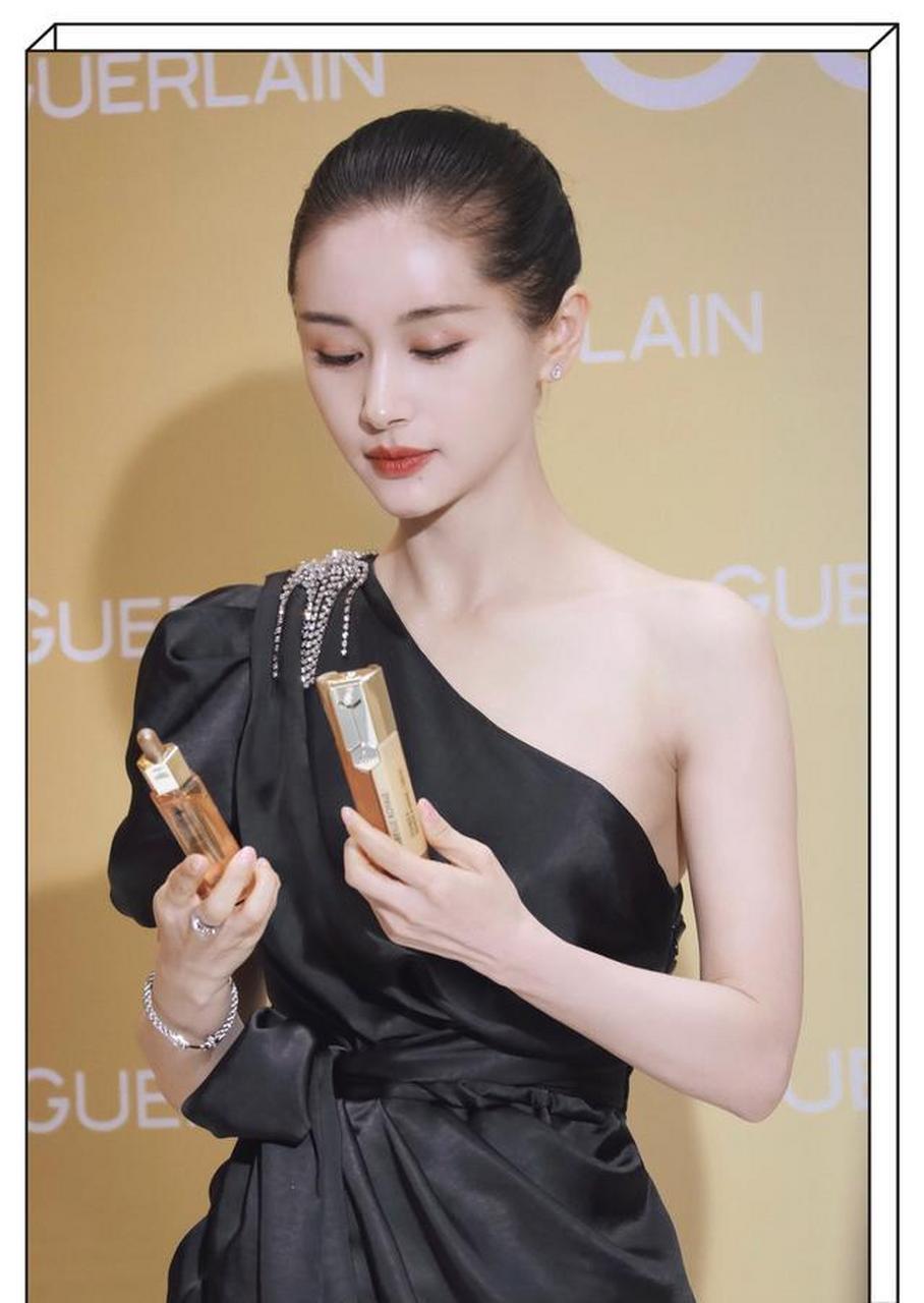 王子文穿斜肩长裙大秀诱人香肩,丸子头造型气质满满,简直a到爆