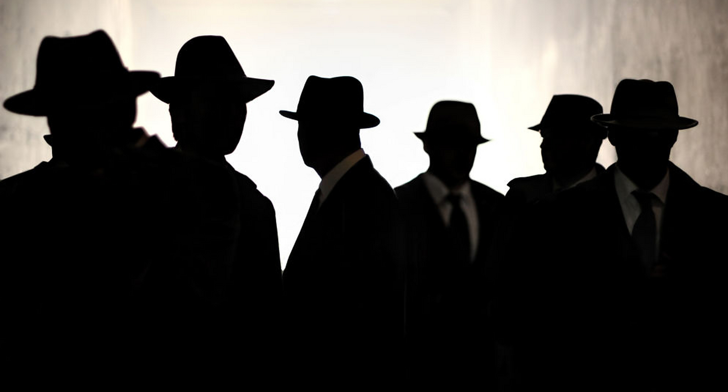 他是花花公子,是伦敦夜总会里最受欢迎的人,但他却是一个克格勃