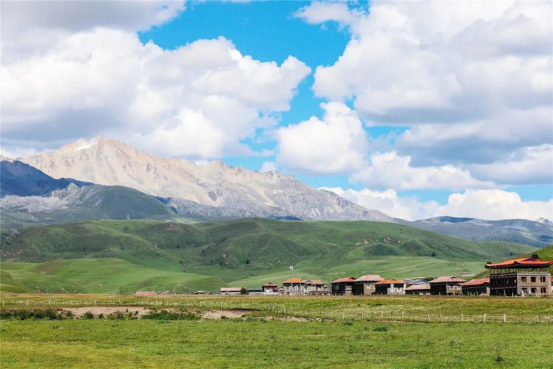 新龙红山景区:位于四川省甘孜州新龙县银多乡,与卡瓦洛日雪山交相