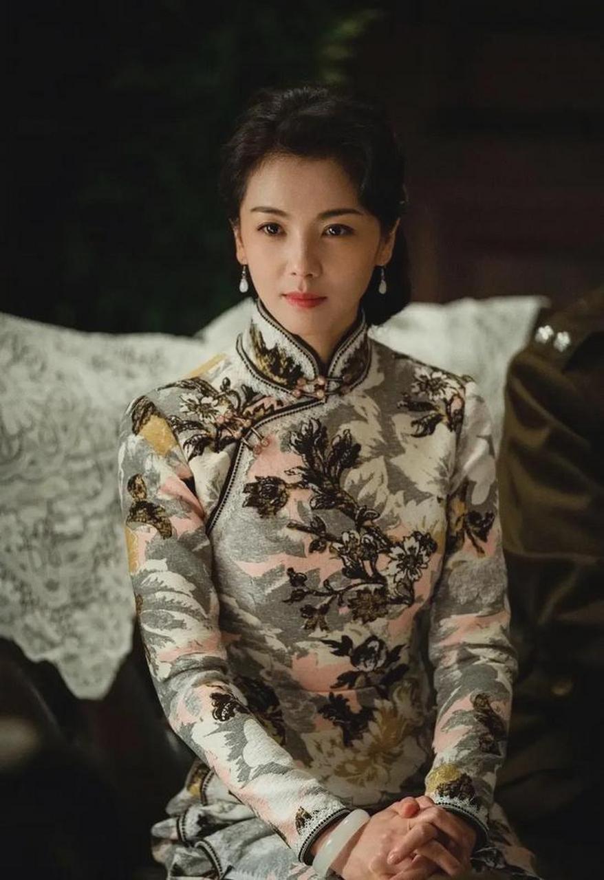 照片里,刘涛身穿一身花色素装旗袍,衣服的颜色与她的肤色相得益彰