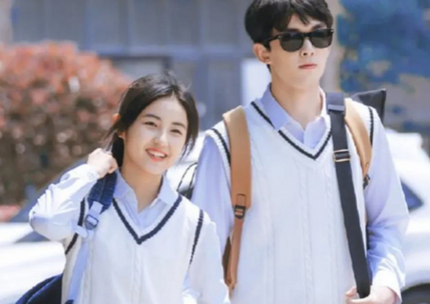 张子枫吴磊穿校服演绎校园时尚大片,气质清新脱俗,甜蜜互动,整个画面