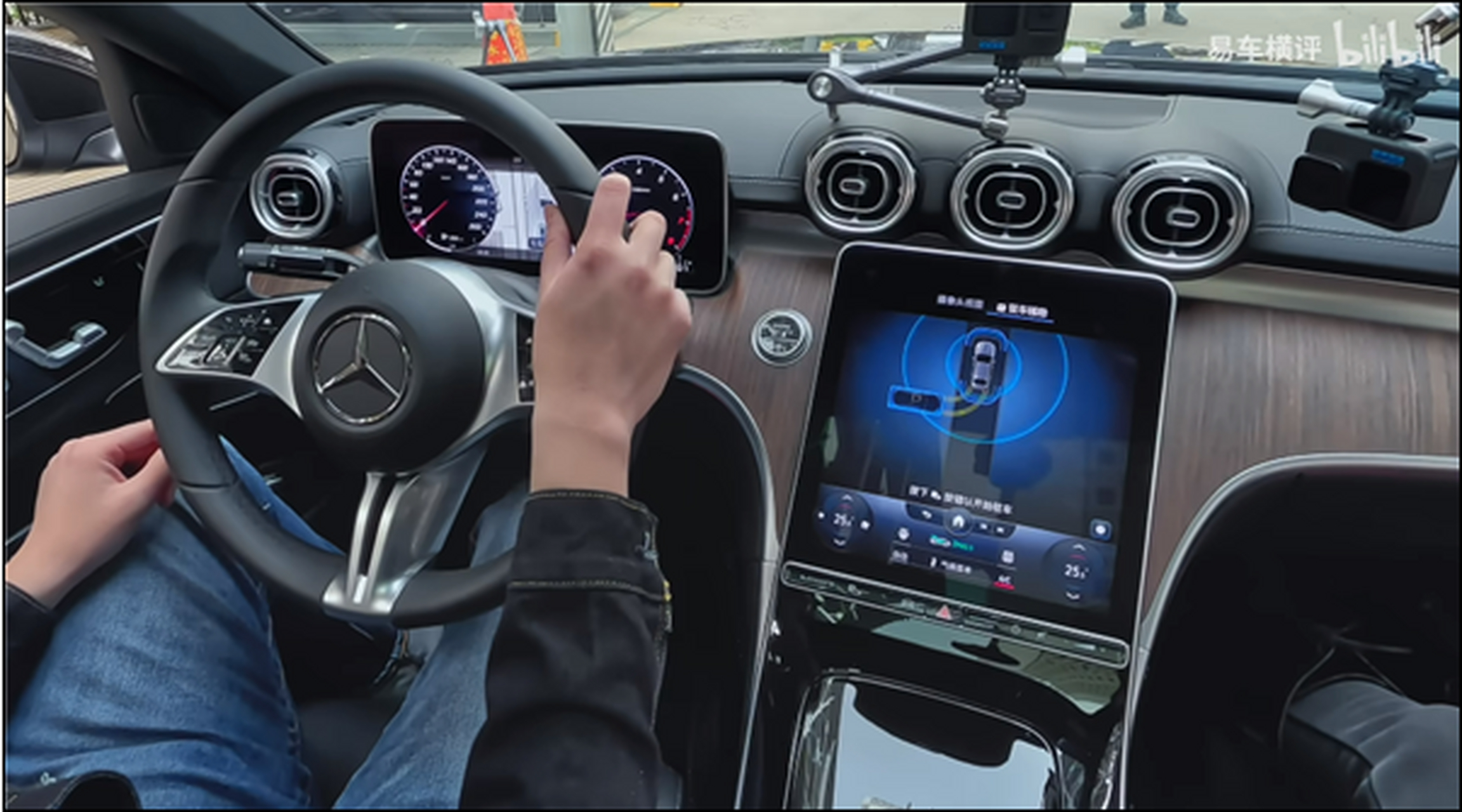 测试揭秘:奔驰c级自动泊车速度柔和,具有实用性 奔驰c级自动泊车功能